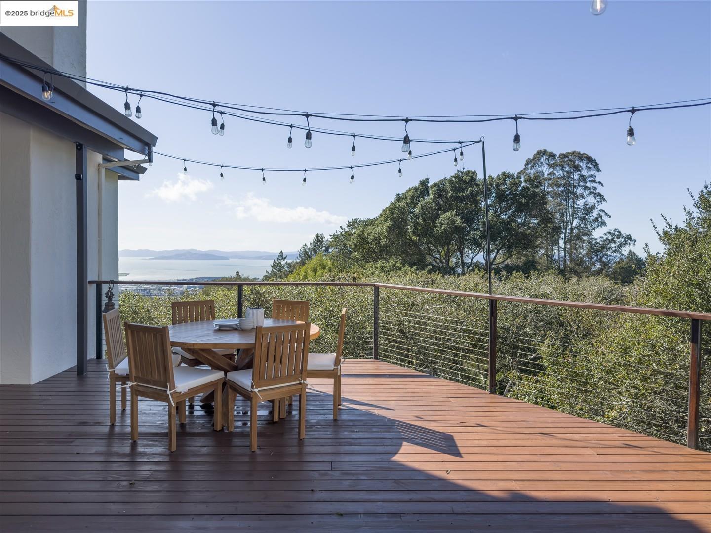 Detail Gallery Image 13 of 49 For 1061 Sterling Ave, Berkeley,  CA 94708 - 3 Beds | 2/1 Baths