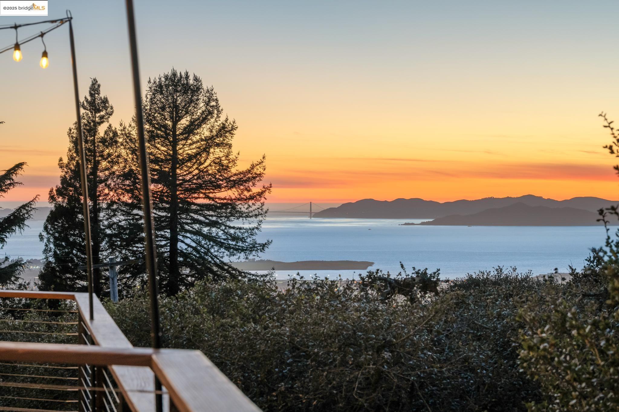 Detail Gallery Image 14 of 49 For 1061 Sterling Ave, Berkeley,  CA 94708 - 3 Beds | 2/1 Baths