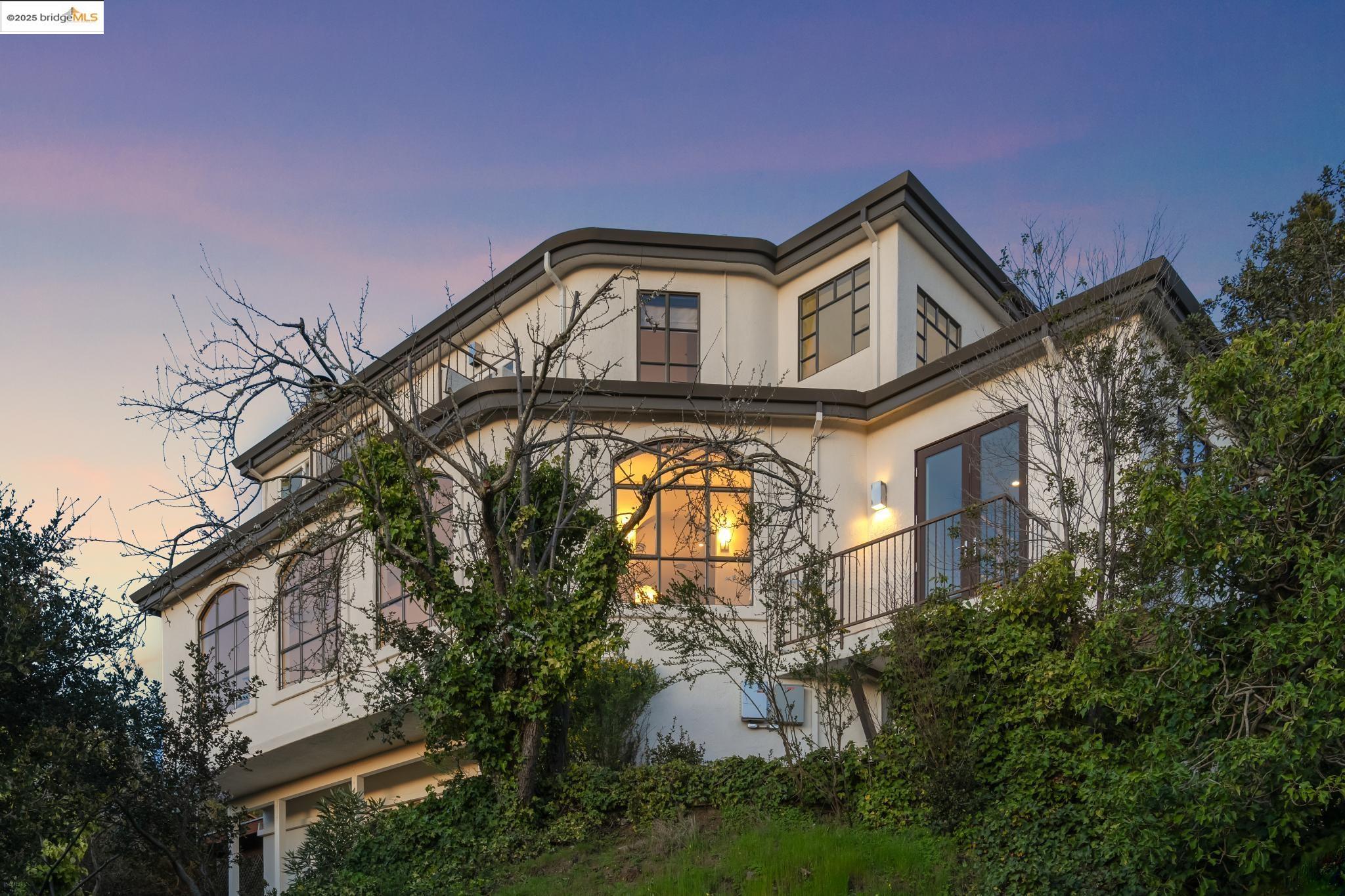 Detail Gallery Image 3 of 49 For 1061 Sterling Ave, Berkeley,  CA 94708 - 3 Beds | 2/1 Baths