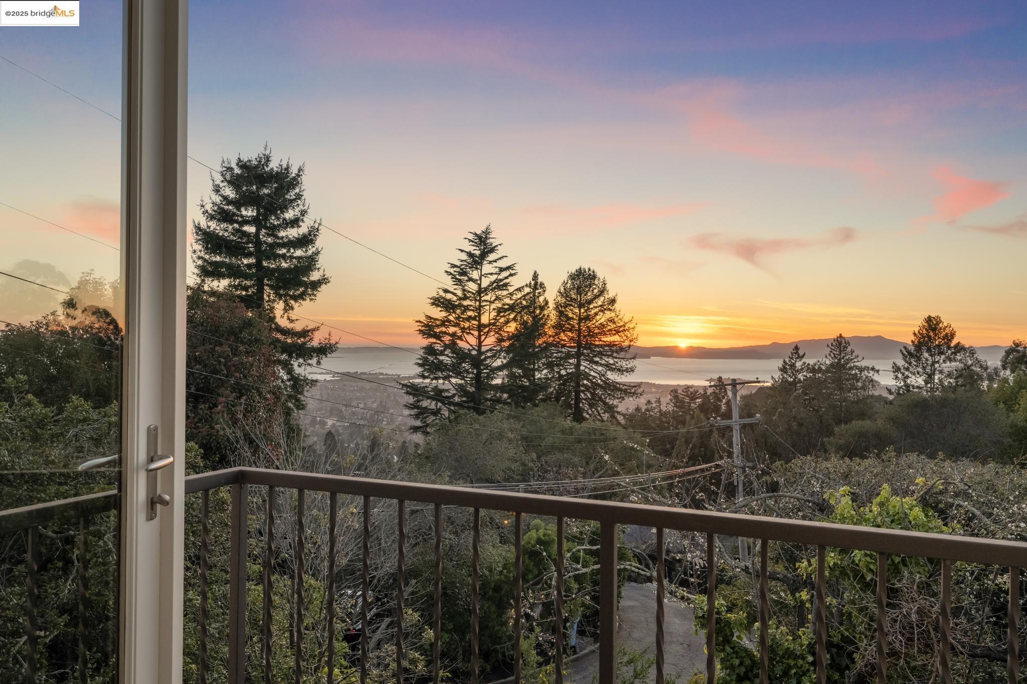 Detail Gallery Image 25 of 49 For 1061 Sterling Ave, Berkeley,  CA 94708 - 3 Beds | 2/1 Baths