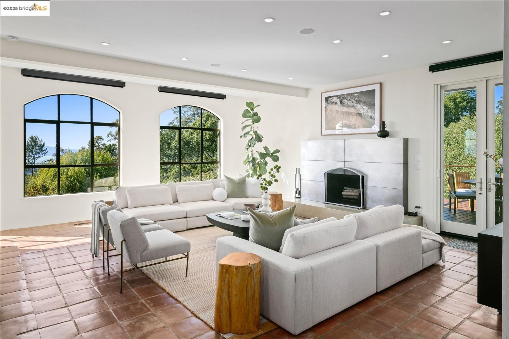Detail Gallery Image 4 of 49 For 1061 Sterling Ave, Berkeley,  CA 94708 - 3 Beds | 2/1 Baths