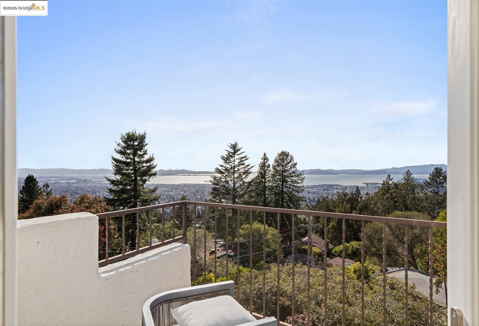 Detail Gallery Image 32 of 49 For 1061 Sterling Ave, Berkeley,  CA 94708 - 3 Beds | 2/1 Baths