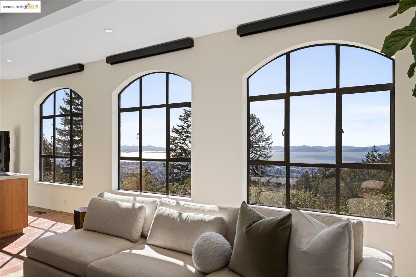 Detail Gallery Image 7 of 49 For 1061 Sterling Ave, Berkeley,  CA 94708 - 3 Beds | 2/1 Baths