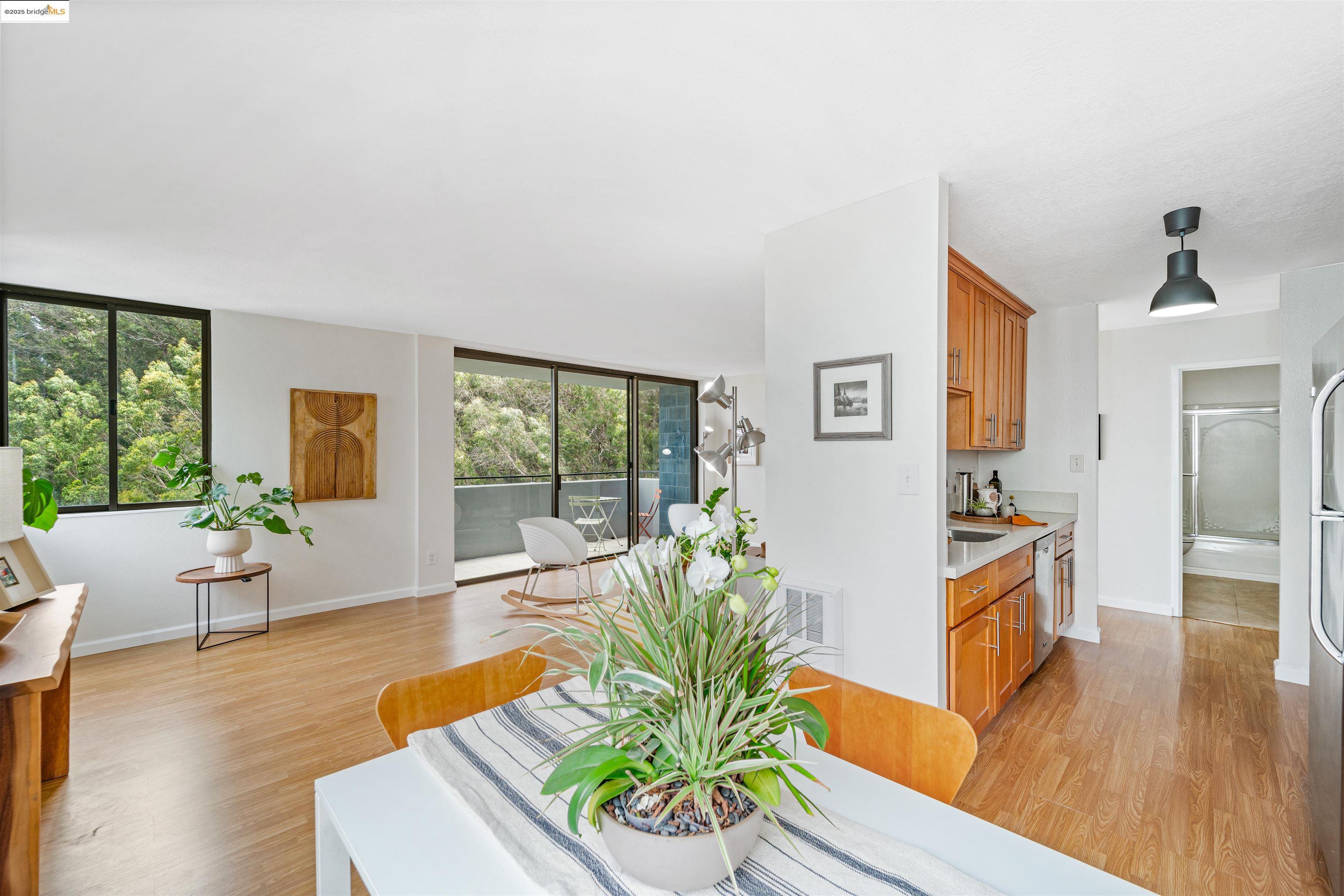 Detail Gallery Image 16 of 31 For 555 Pierce St #1220,  Albany,  CA 94706 - 2 Beds | 2 Baths
