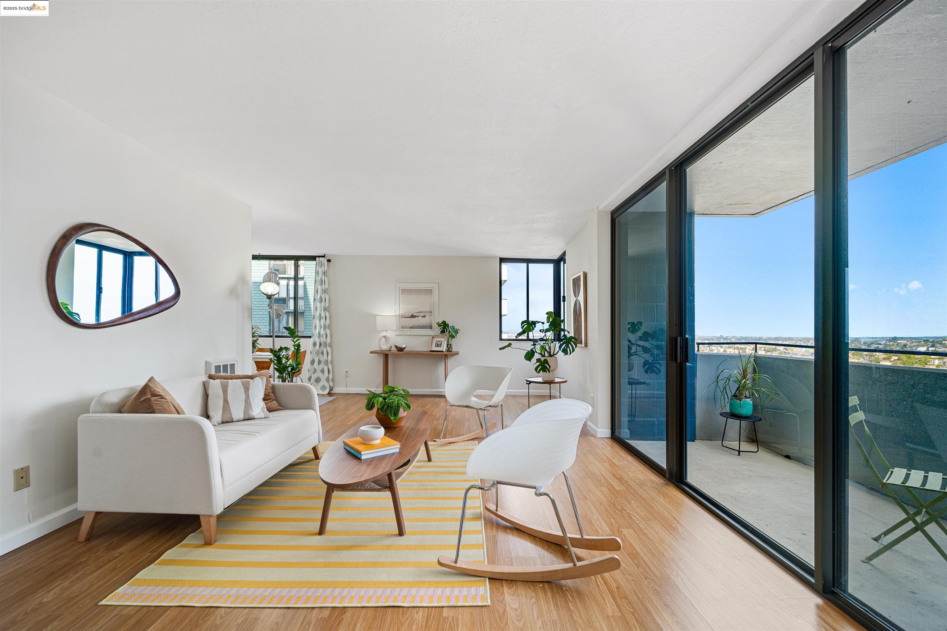 Detail Gallery Image 3 of 31 For 555 Pierce St #1220,  Albany,  CA 94706 - 2 Beds | 2 Baths