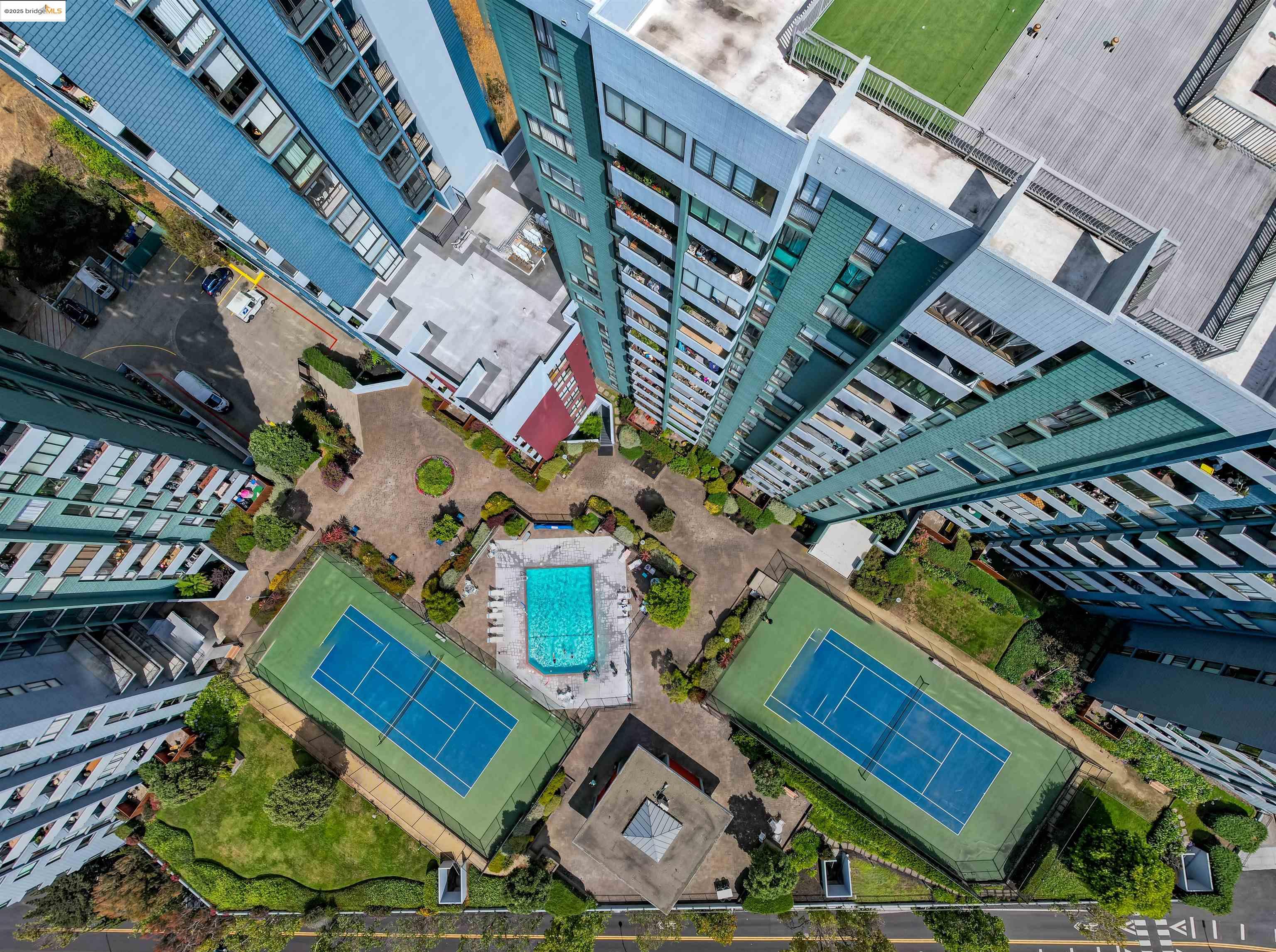 Detail Gallery Image 30 of 31 For 555 Pierce St #1220,  Albany,  CA 94706 - 2 Beds | 2 Baths