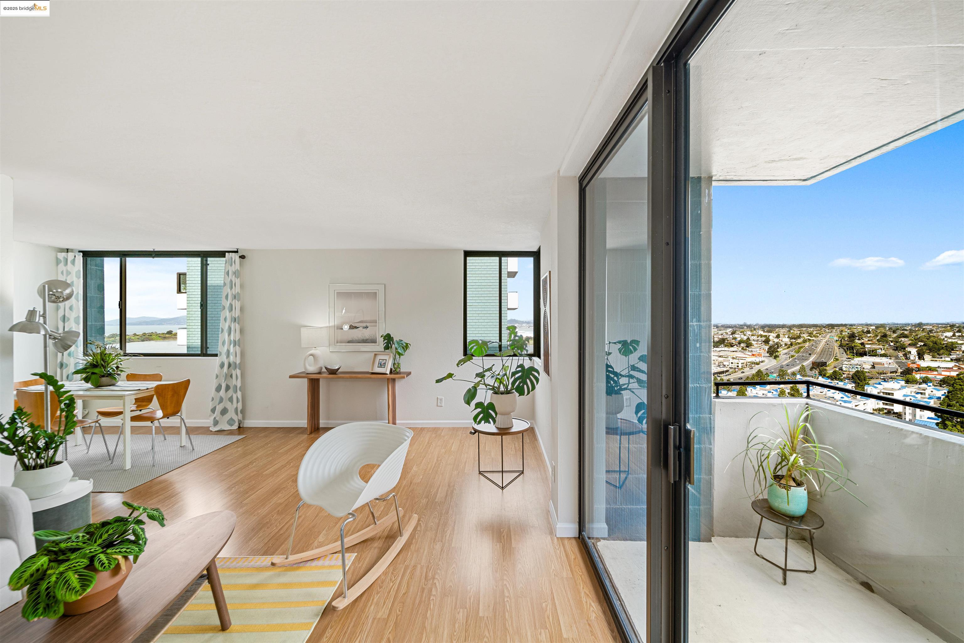 Detail Gallery Image 5 of 31 For 555 Pierce St #1220,  Albany,  CA 94706 - 2 Beds | 2 Baths