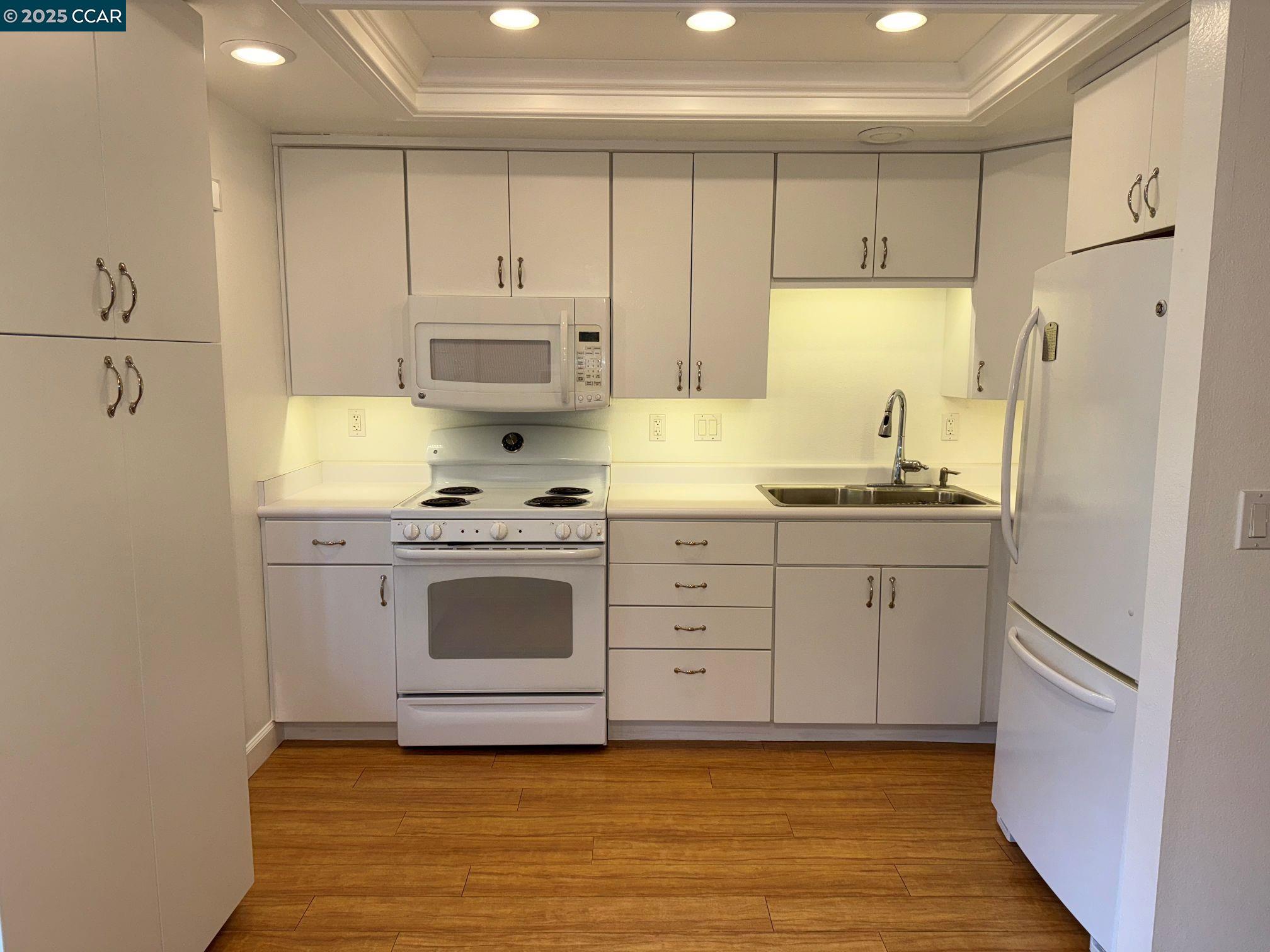 Photo #2: 41090008 Listing 
