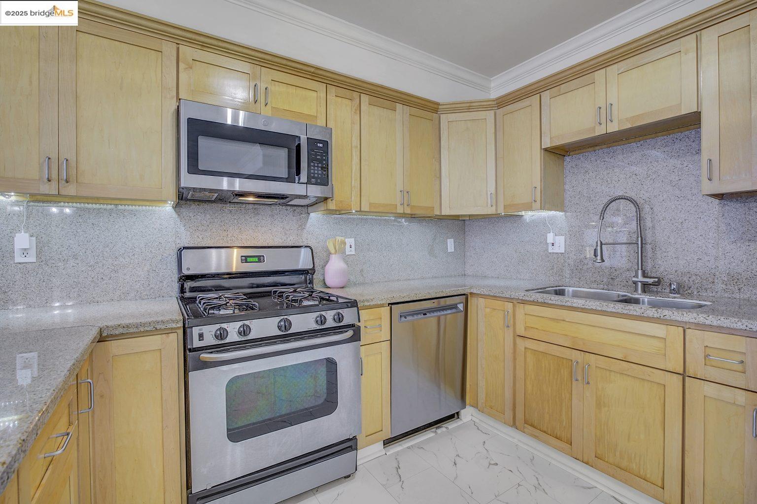 1515 14Th Ave # 302, Oakland, California 94606, 3 Bedrooms Bedrooms, 5 Rooms Rooms,2 BathroomsBathrooms,Residential,For Sale,1515 14Th Ave # 302,41090011