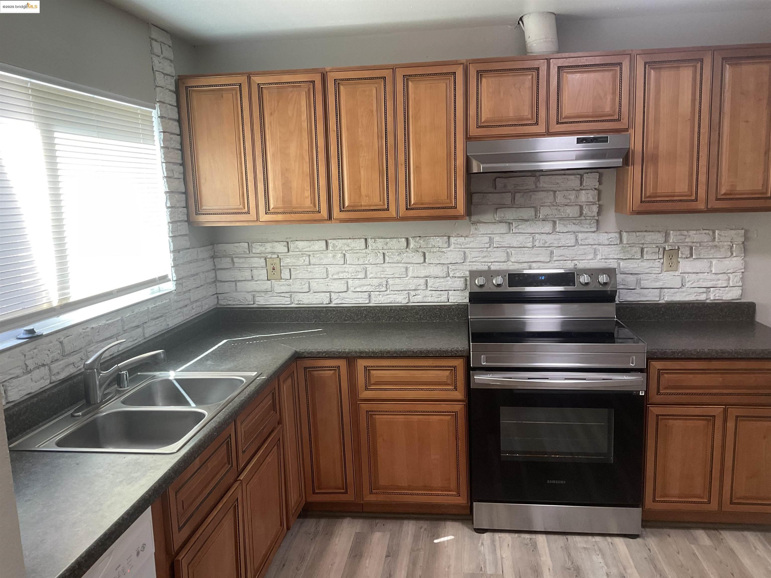 Detail Gallery Image 2 of 9 For 1714 Magnolia Way, Antioch,  CA 94509 - 4 Beds | 2/1 Baths