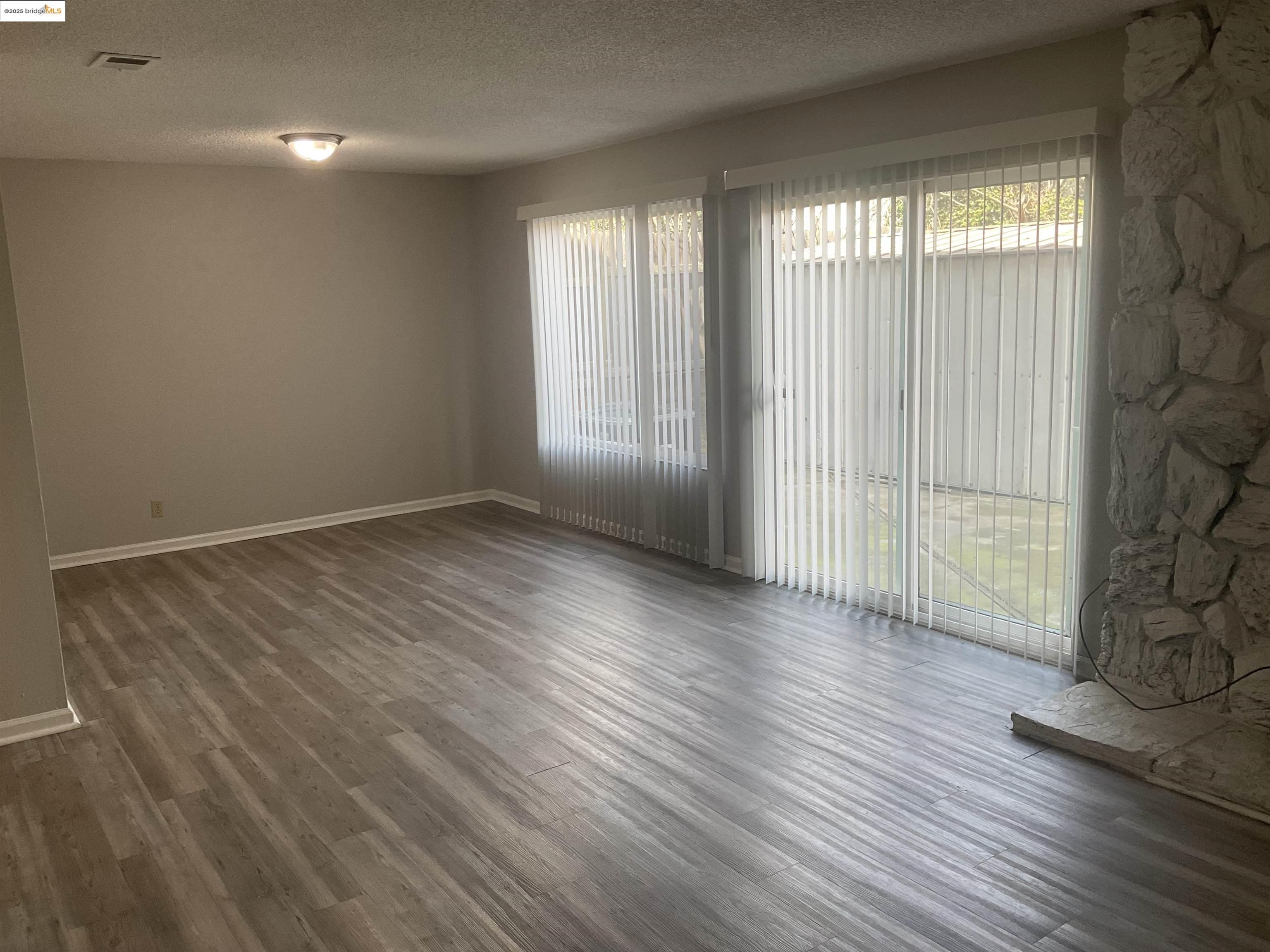 Detail Gallery Image 5 of 9 For 1714 Magnolia Way, Antioch,  CA 94509 - 4 Beds | 2/1 Baths