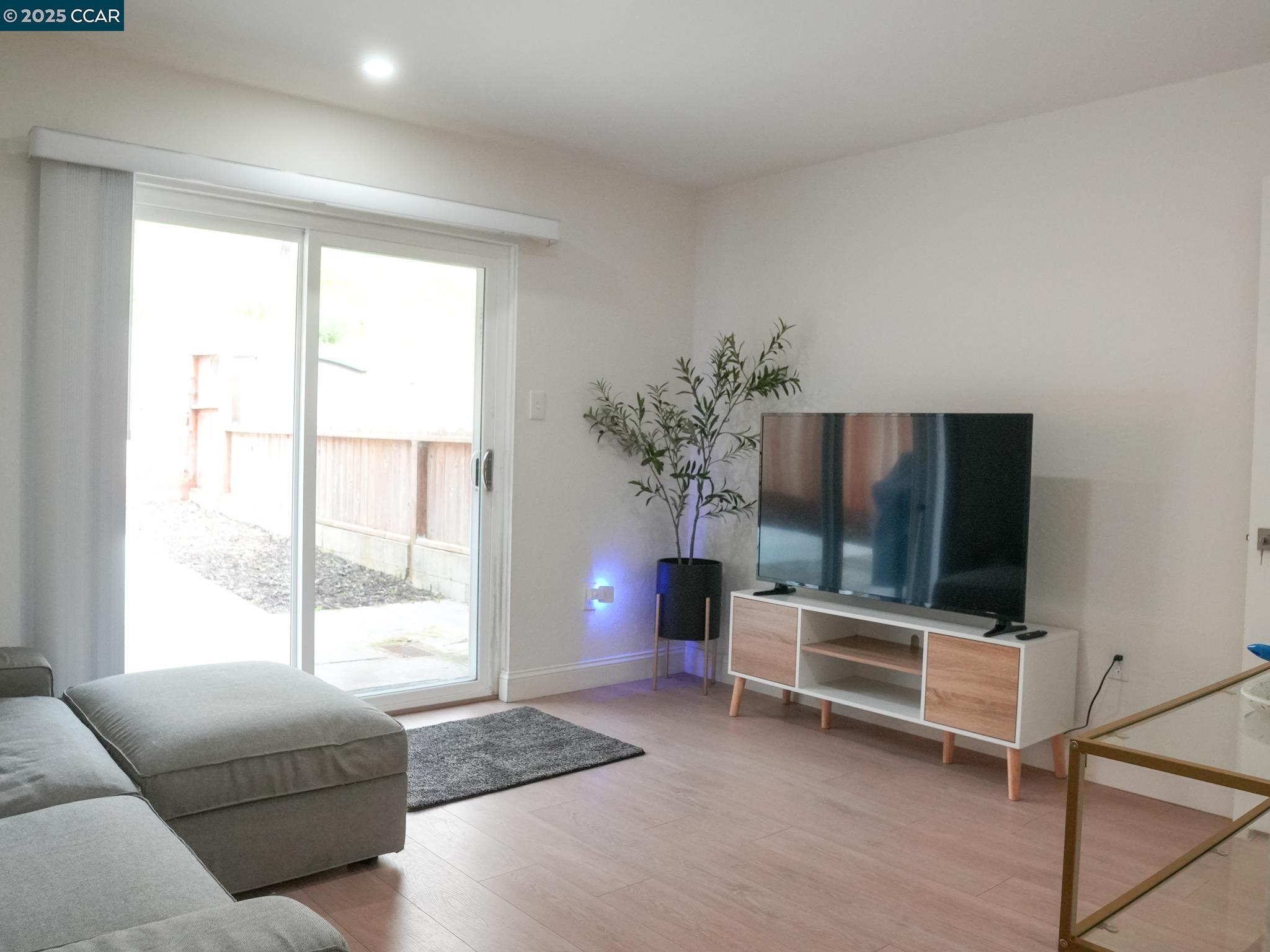 Detail Gallery Image 12 of 14 For 369 E Moltke St, Daly City,  CA 94014 - 4 Beds | 2 Baths