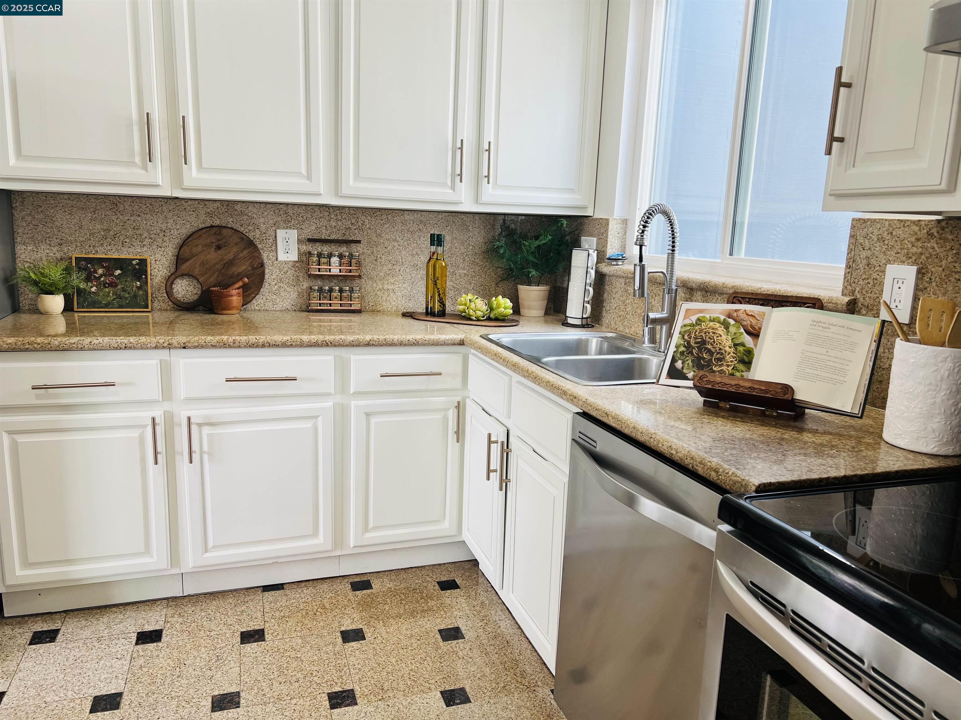 Detail Gallery Image 7 of 14 For 369 E Moltke St, Daly City,  CA 94014 - 4 Beds | 2 Baths