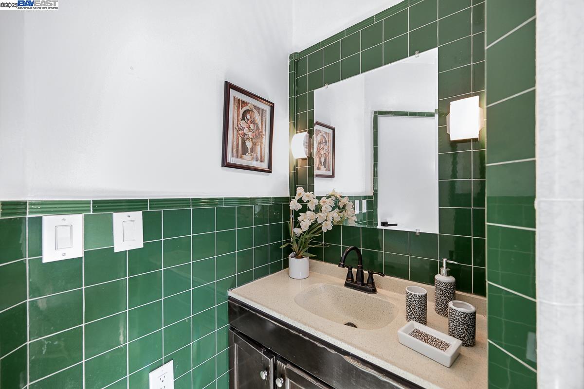 1049 Martin Blvd, San Leandro, California 94577, 3 Bedrooms Bedrooms, 6 Rooms Rooms,2 BathroomsBathrooms,Residential,For Sale,1049 Martin Blvd,41090071