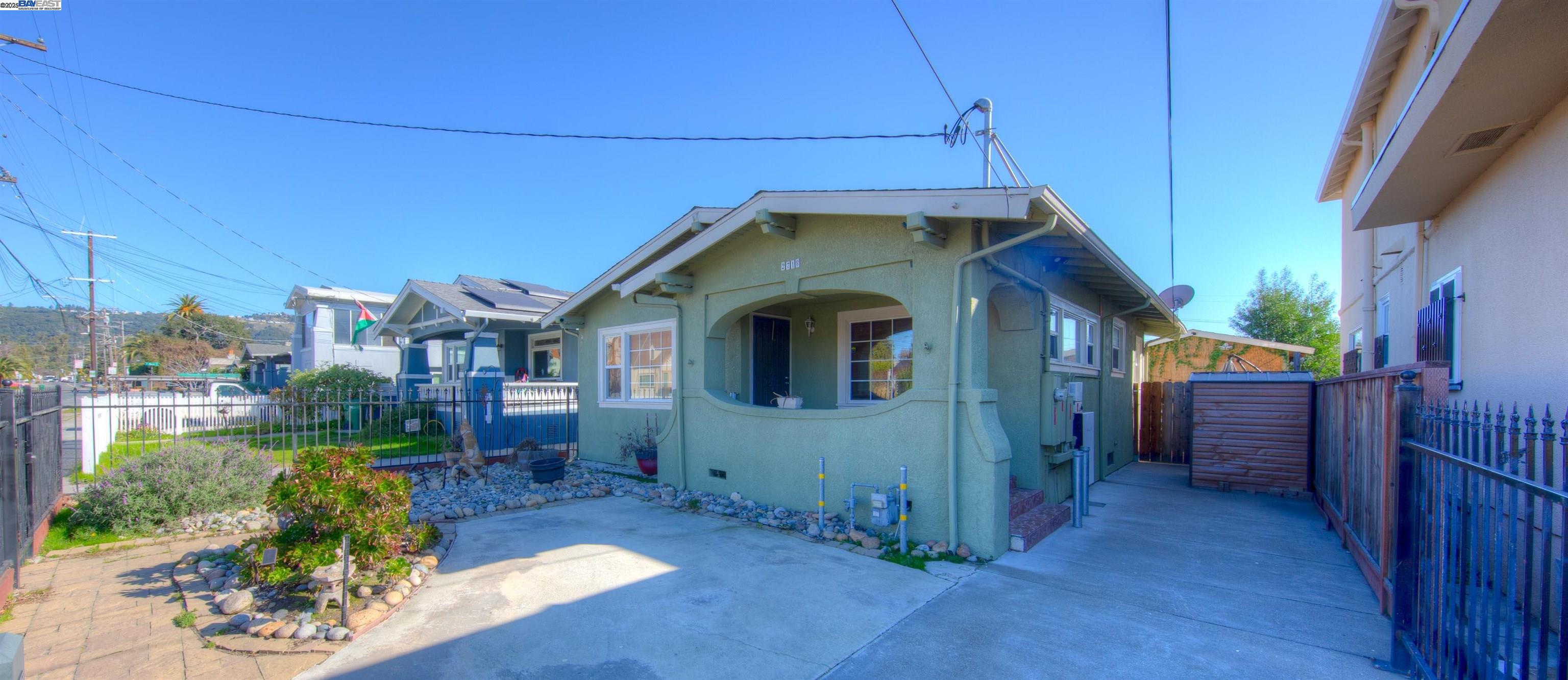2718 Seminary Ave, Oakland, California 94605, 3 Bedrooms Bedrooms, 6 Rooms Rooms,2 BathroomsBathrooms,Residential,For Sale,2718 Seminary Ave,41090074