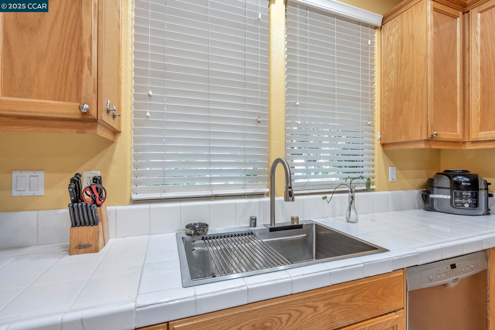 Detail Gallery Image 18 of 60 For 2036 Serra Ln, Hercules,  CA 94547 - 4 Beds | 2/1 Baths