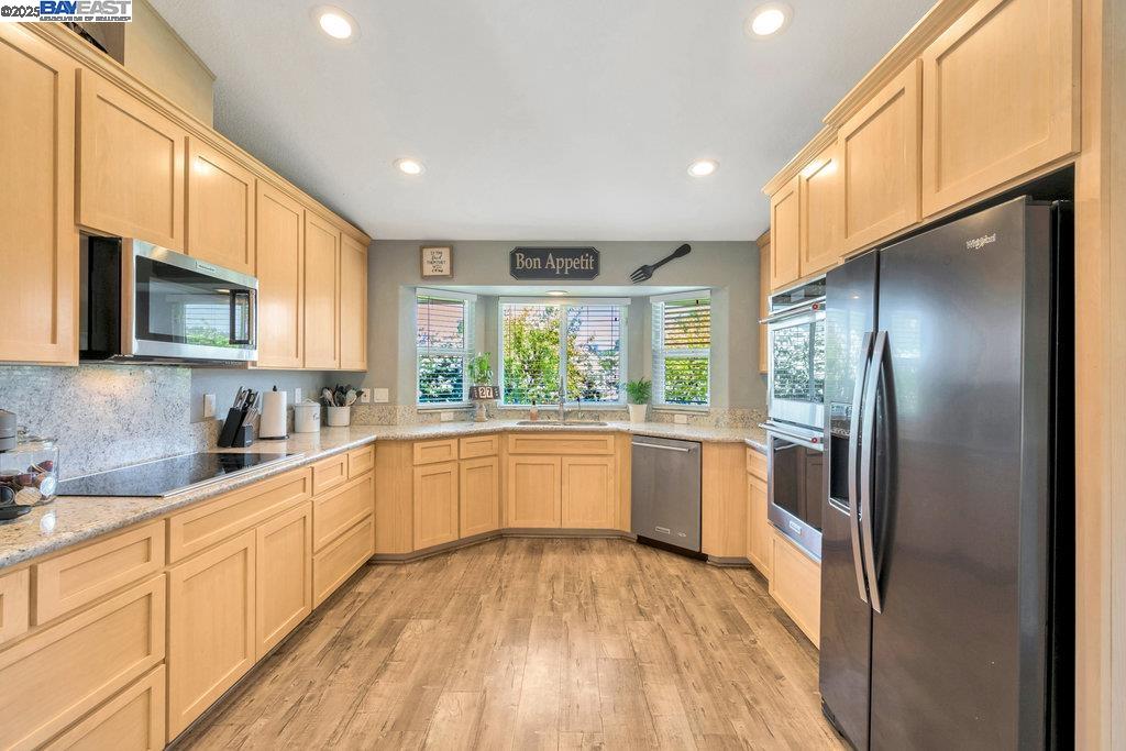 Detail Gallery Image 12 of 44 For 8540 W Bates Ct, Tracy,  CA 95304 - 6 Beds | 3 Baths
