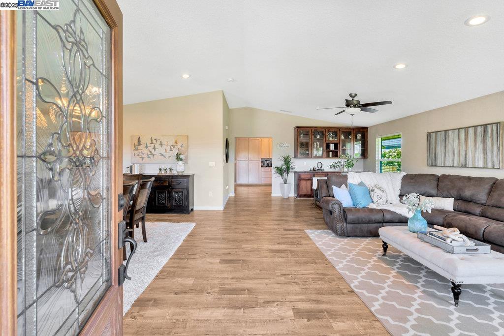 Detail Gallery Image 5 of 44 For 8540 W Bates Ct, Tracy,  CA 95304 - 6 Beds | 3 Baths