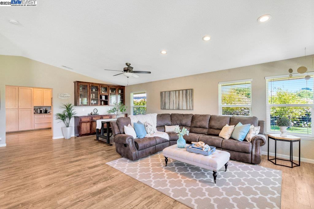 Detail Gallery Image 6 of 44 For 8540 W Bates Ct, Tracy,  CA 95304 - 6 Beds | 3 Baths