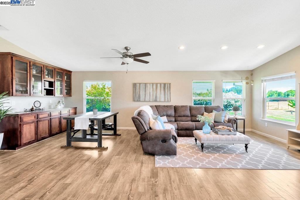 Detail Gallery Image 7 of 44 For 8540 W Bates Ct, Tracy,  CA 95304 - 6 Beds | 3 Baths