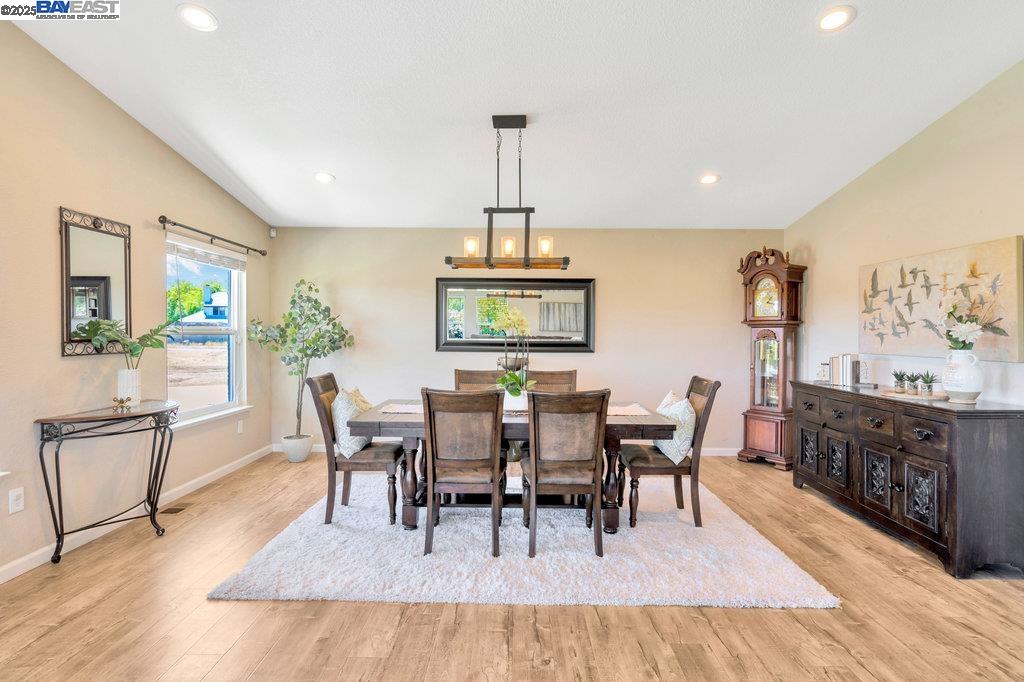 Detail Gallery Image 8 of 44 For 8540 W Bates Ct, Tracy,  CA 95304 - 6 Beds | 3 Baths
