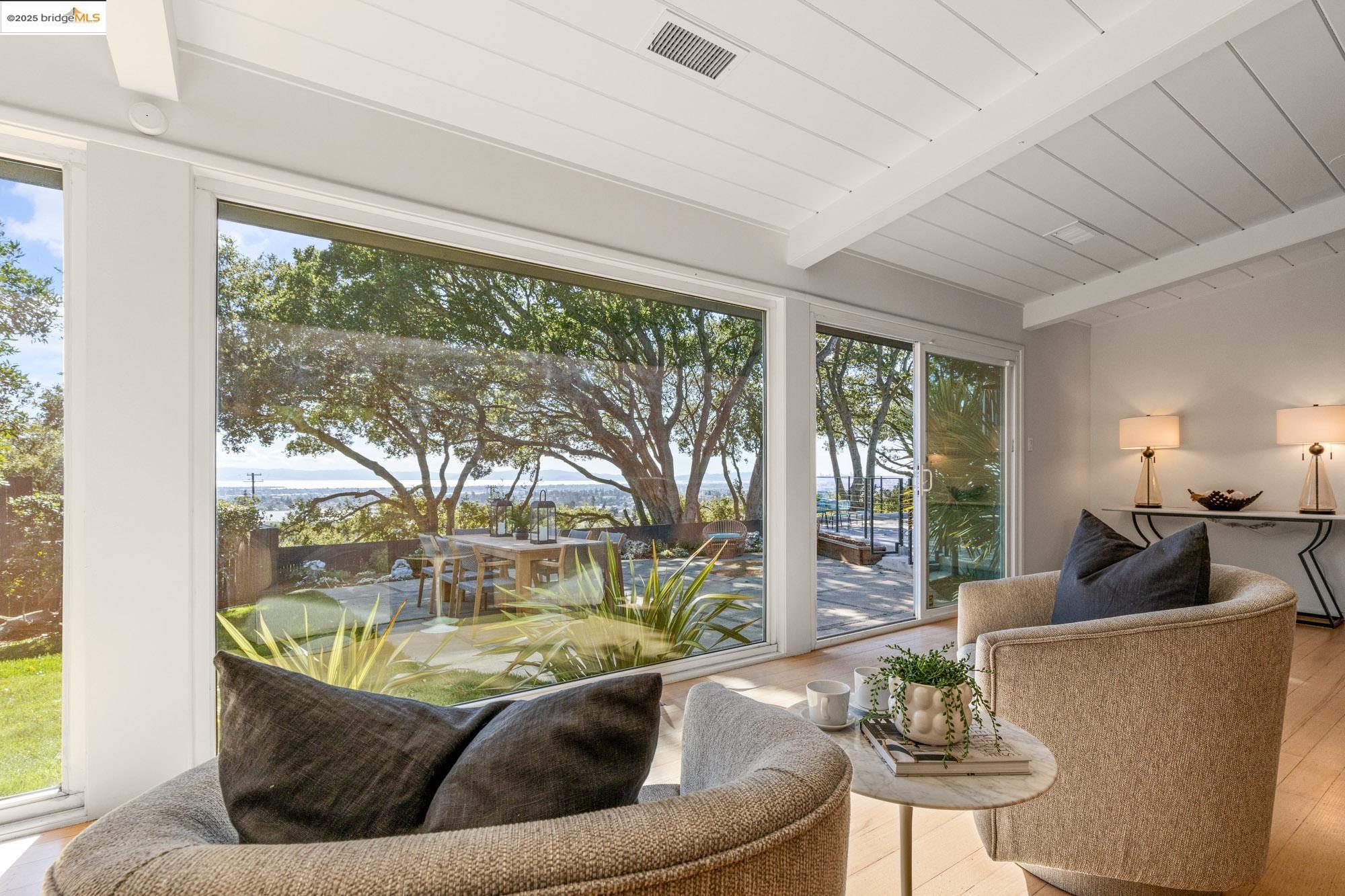 Detail Gallery Image 1 of 1 For 2564 Charleston St, Oakland,  CA 94602 - 3 Beds | 2 Baths