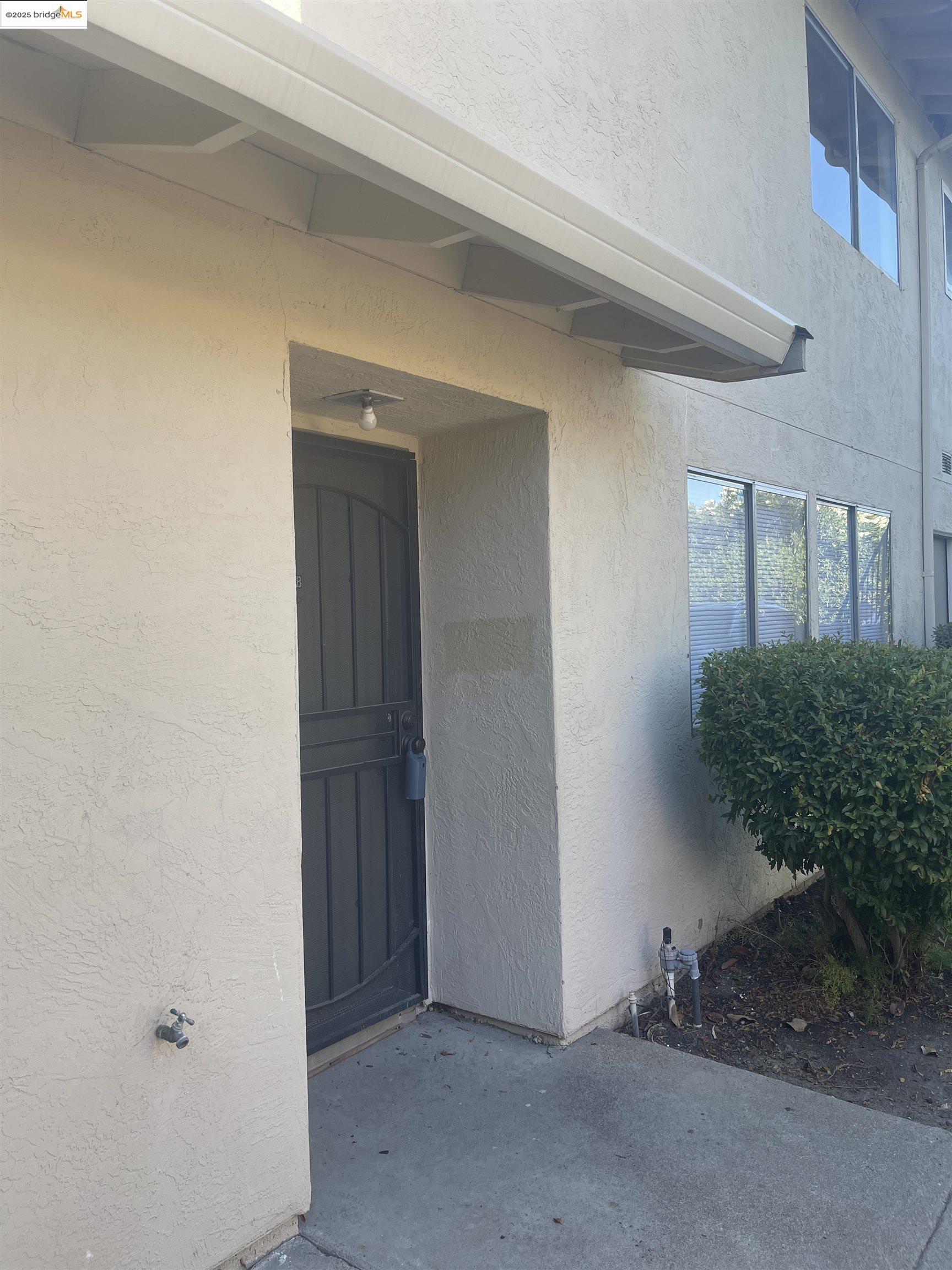 Detail Gallery Image 1 of 9 For 1076 Mohr Ln #B,  Concord,  CA 94518 - 2 Beds | 1/1 Baths