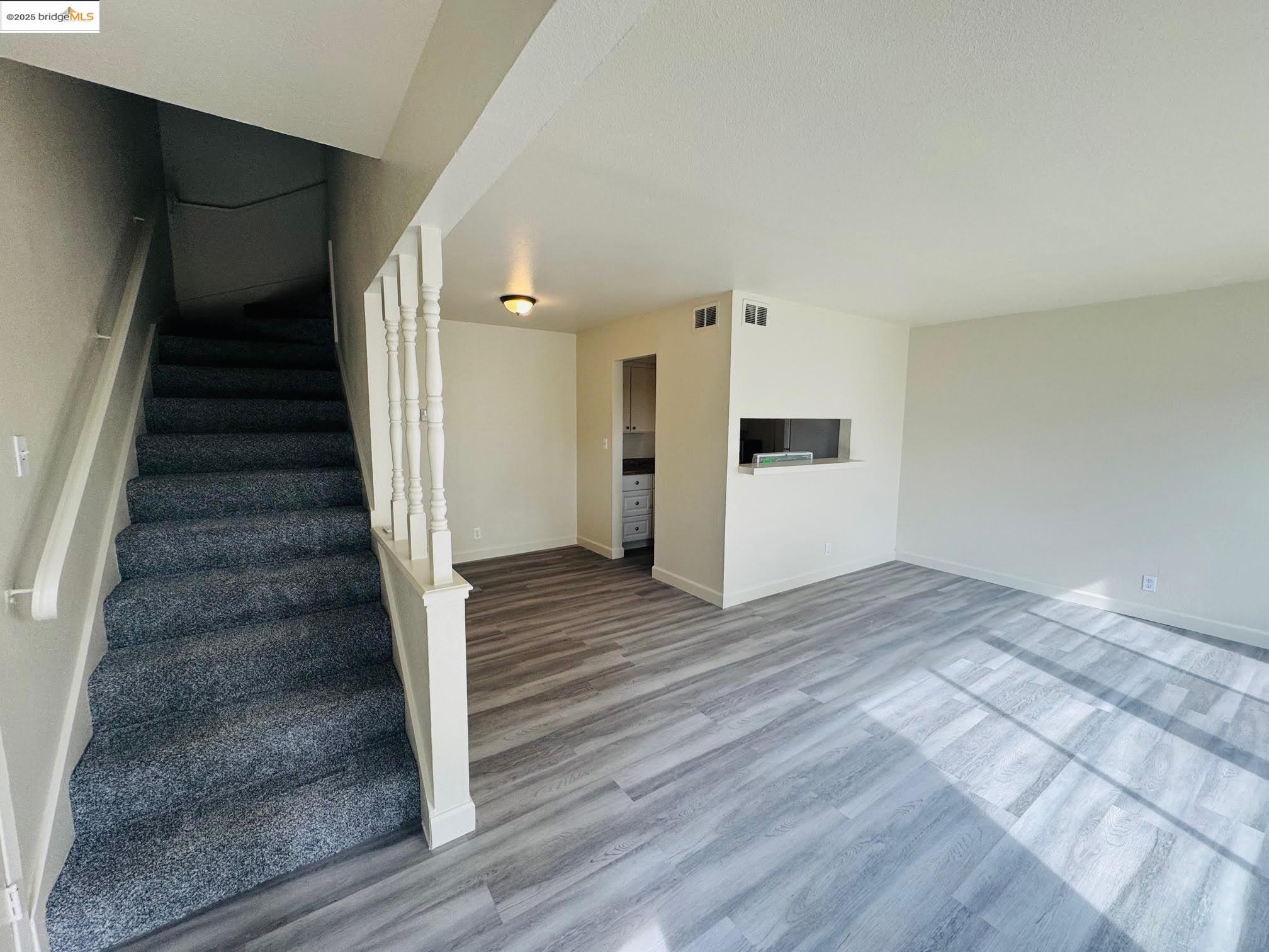 Detail Gallery Image 2 of 9 For 1076 Mohr Ln #B,  Concord,  CA 94518 - 2 Beds | 1/1 Baths