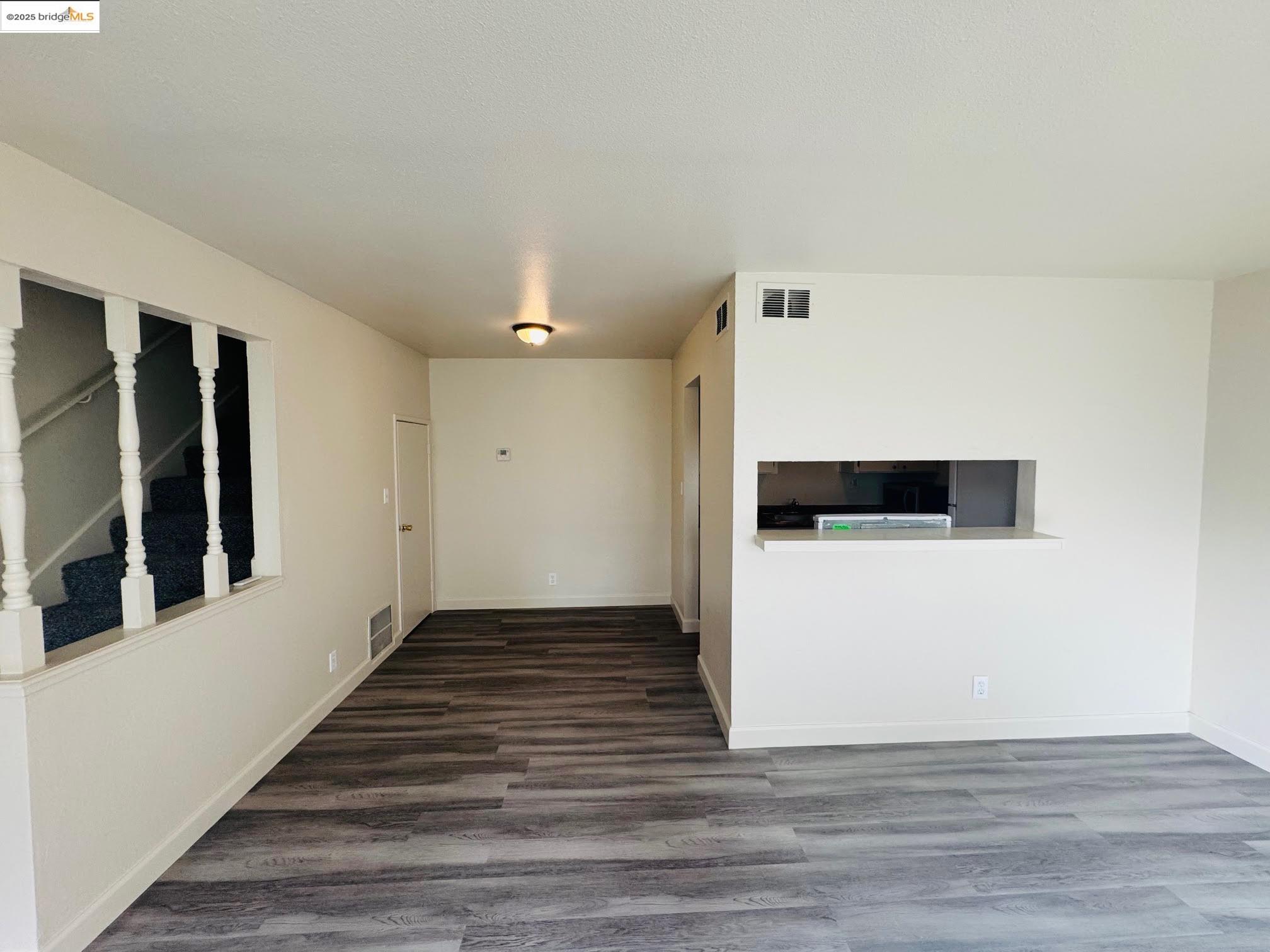Detail Gallery Image 3 of 9 For 1076 Mohr Ln #B,  Concord,  CA 94518 - 2 Beds | 1/1 Baths