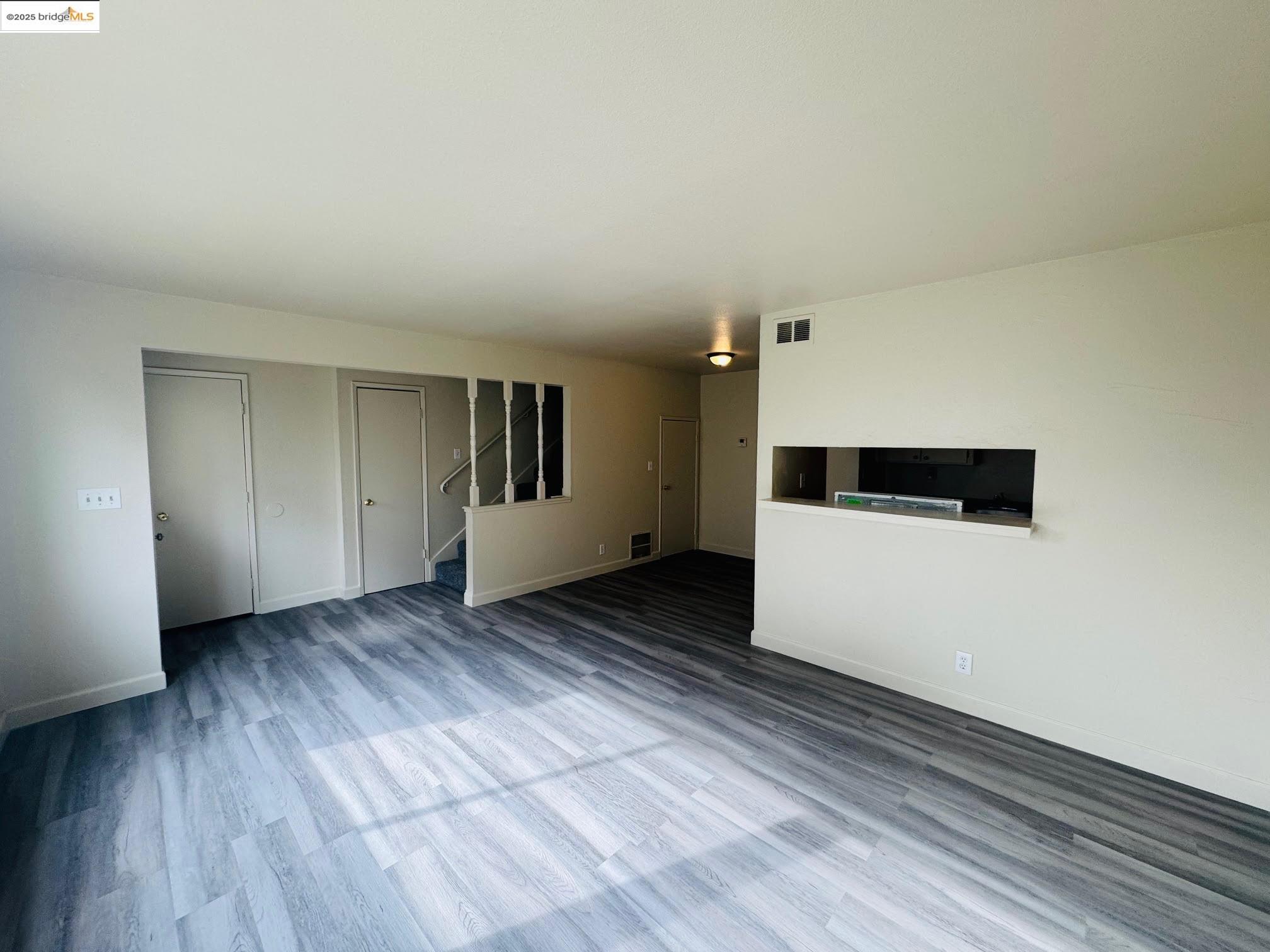 Detail Gallery Image 4 of 9 For 1076 Mohr Ln #B,  Concord,  CA 94518 - 2 Beds | 1/1 Baths