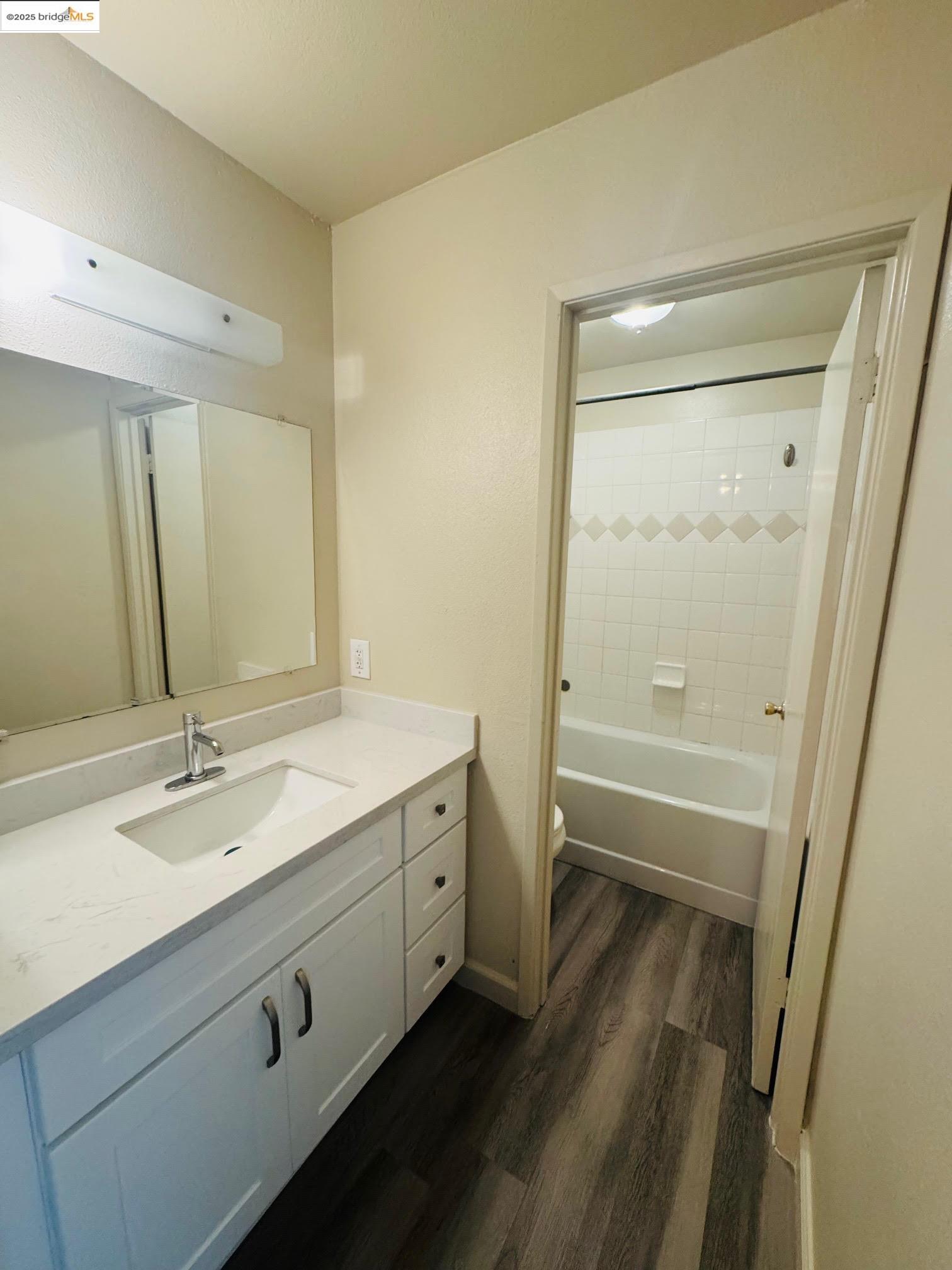 Detail Gallery Image 5 of 9 For 1076 Mohr Ln #B,  Concord,  CA 94518 - 2 Beds | 1/1 Baths