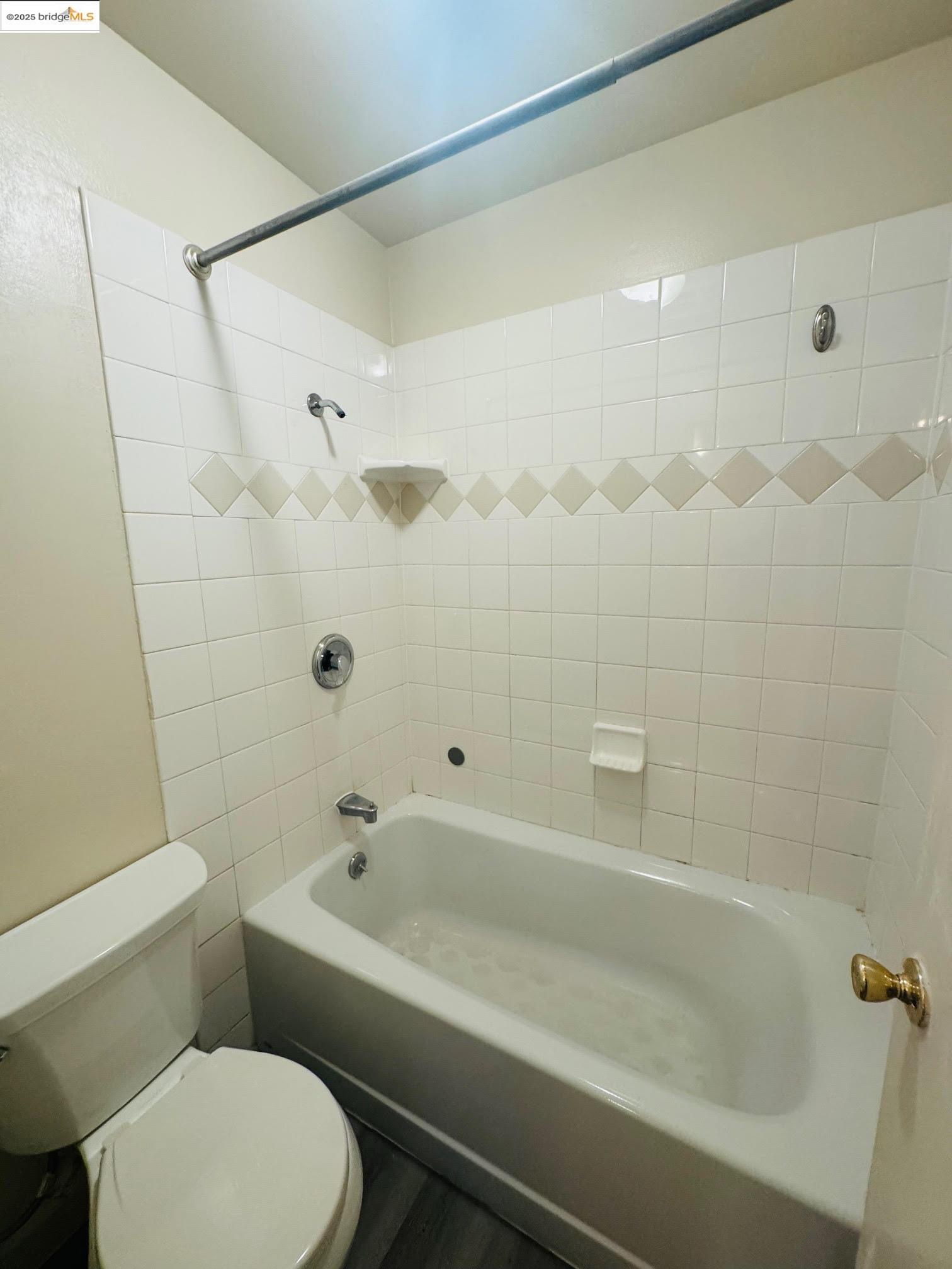 Detail Gallery Image 6 of 9 For 1076 Mohr Ln #B,  Concord,  CA 94518 - 2 Beds | 1/1 Baths