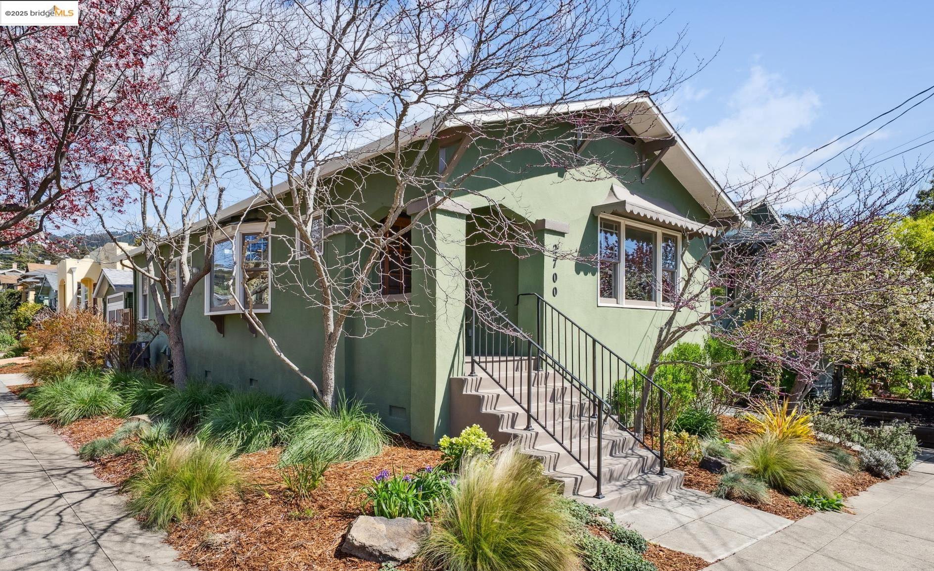 Detail Gallery Image 1 of 1 For 2700 Madeline St, Oakland,  CA 94602 - 2 Beds | 1 Baths