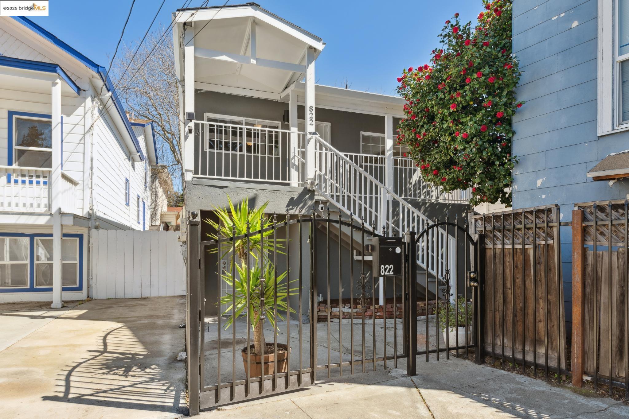 Detail Gallery Image 1 of 1 For 822 Henry St, Oakland,  CA 94607 - 6 Beds | 3 Baths