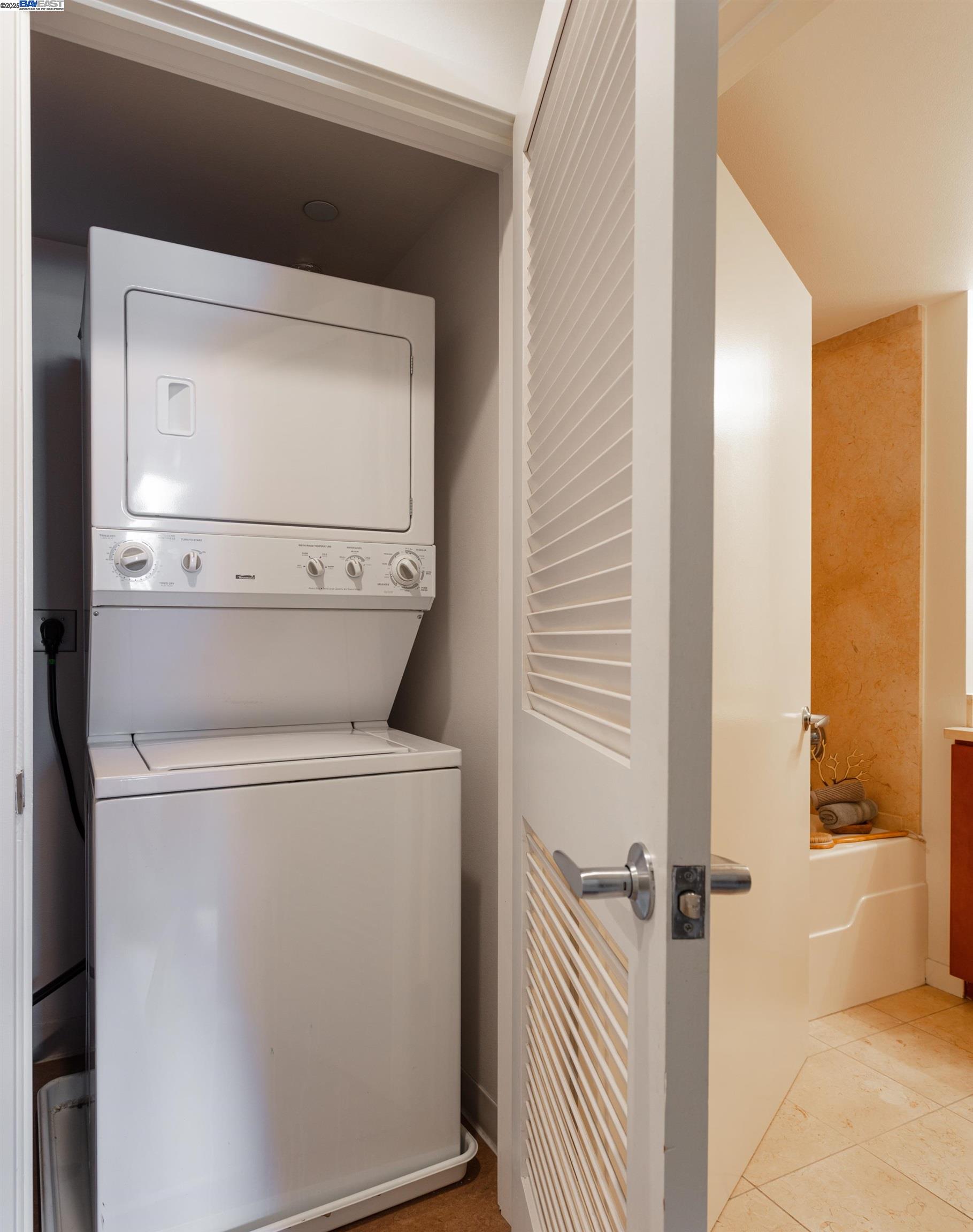 630 Thomas L Berkley Way # 621, Oakland, California 94612, 1 Bedroom Bedrooms, 3 Rooms Rooms,1 BathroomBathrooms,Residential,For Sale,630 Thomas L Berkley Way # 621,41090255