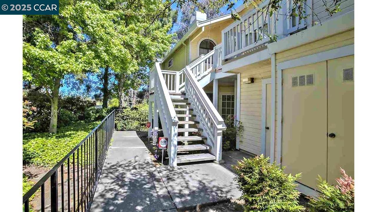 Detail Gallery Image 4 of 38 For 101 Devonwood, Hercules,  CA 94547 - 2 Beds | 2 Baths
