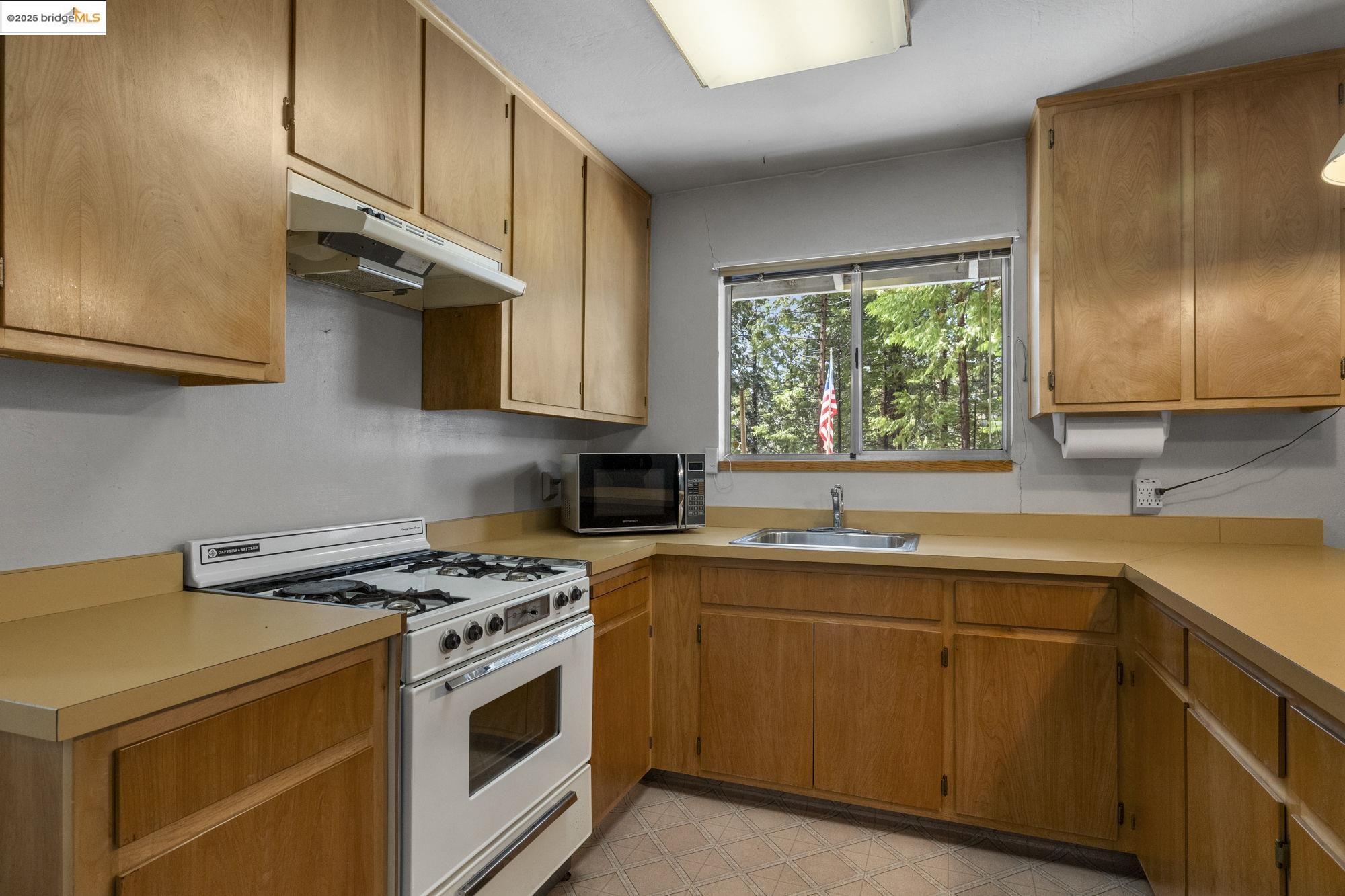 Detail Gallery Image 6 of 40 For 25202 Abraham, Long Barn,  CA 95335 - 3 Beds | 1/1 Baths