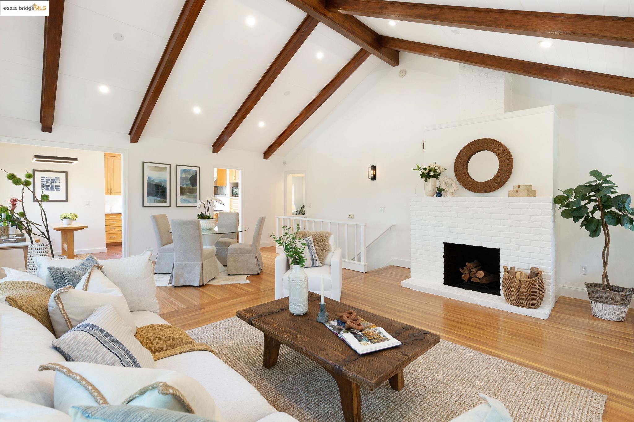 Detail Gallery Image 1 of 1 For 7 East Circle, Oakland,  CA 94611 - 3 Beds | 2 Baths