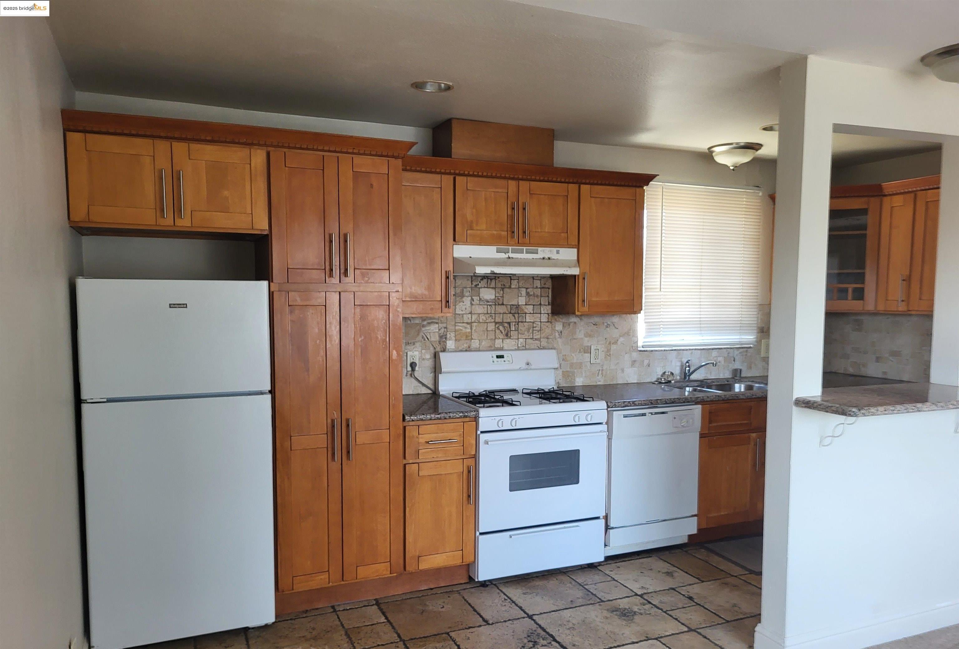 Detail Gallery Image 4 of 6 For 7231 Lockwood St, Oakland,  CA 94621 - – Beds | – Baths