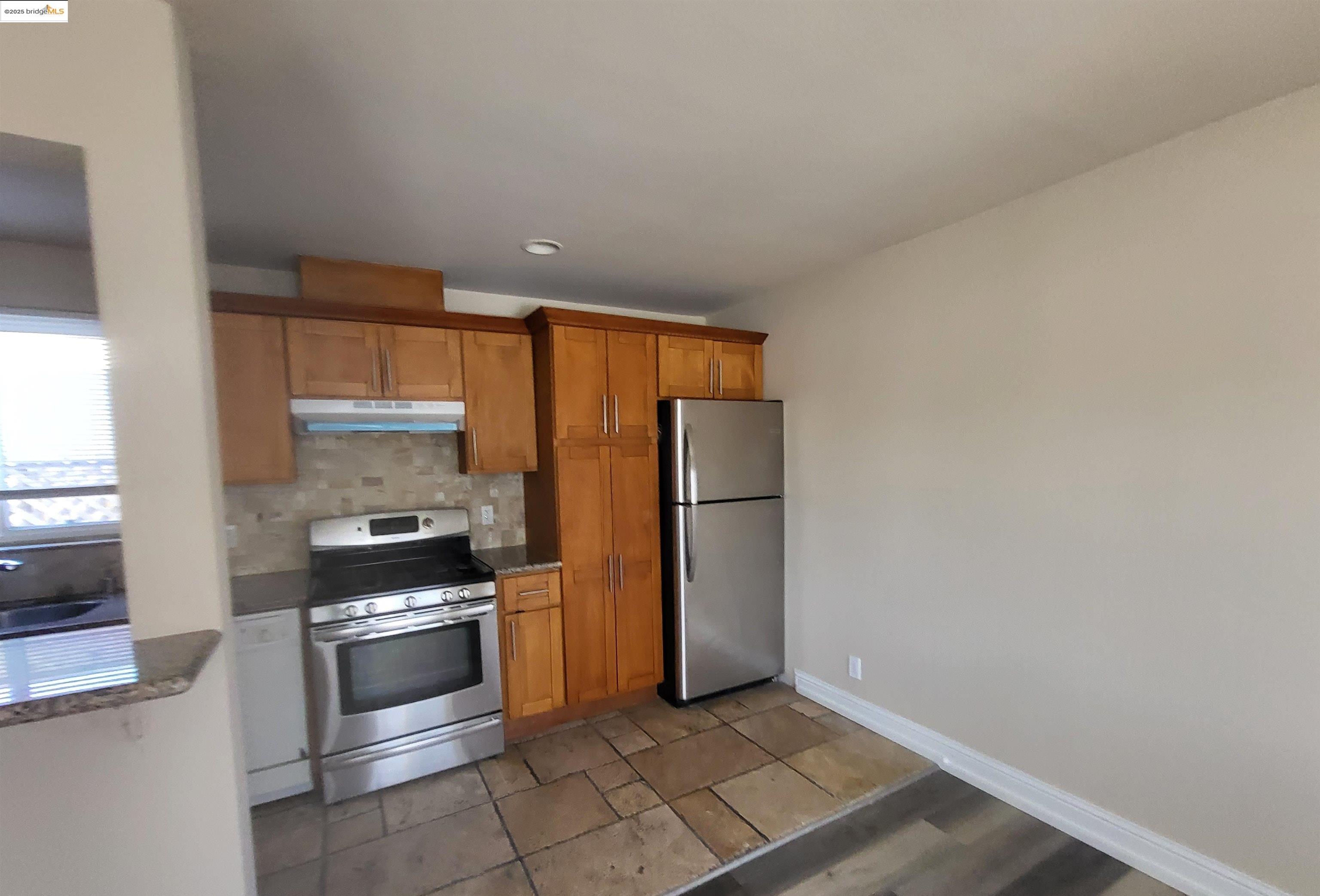 Detail Gallery Image 5 of 6 For 7231 Lockwood St, Oakland,  CA 94621 - – Beds | – Baths