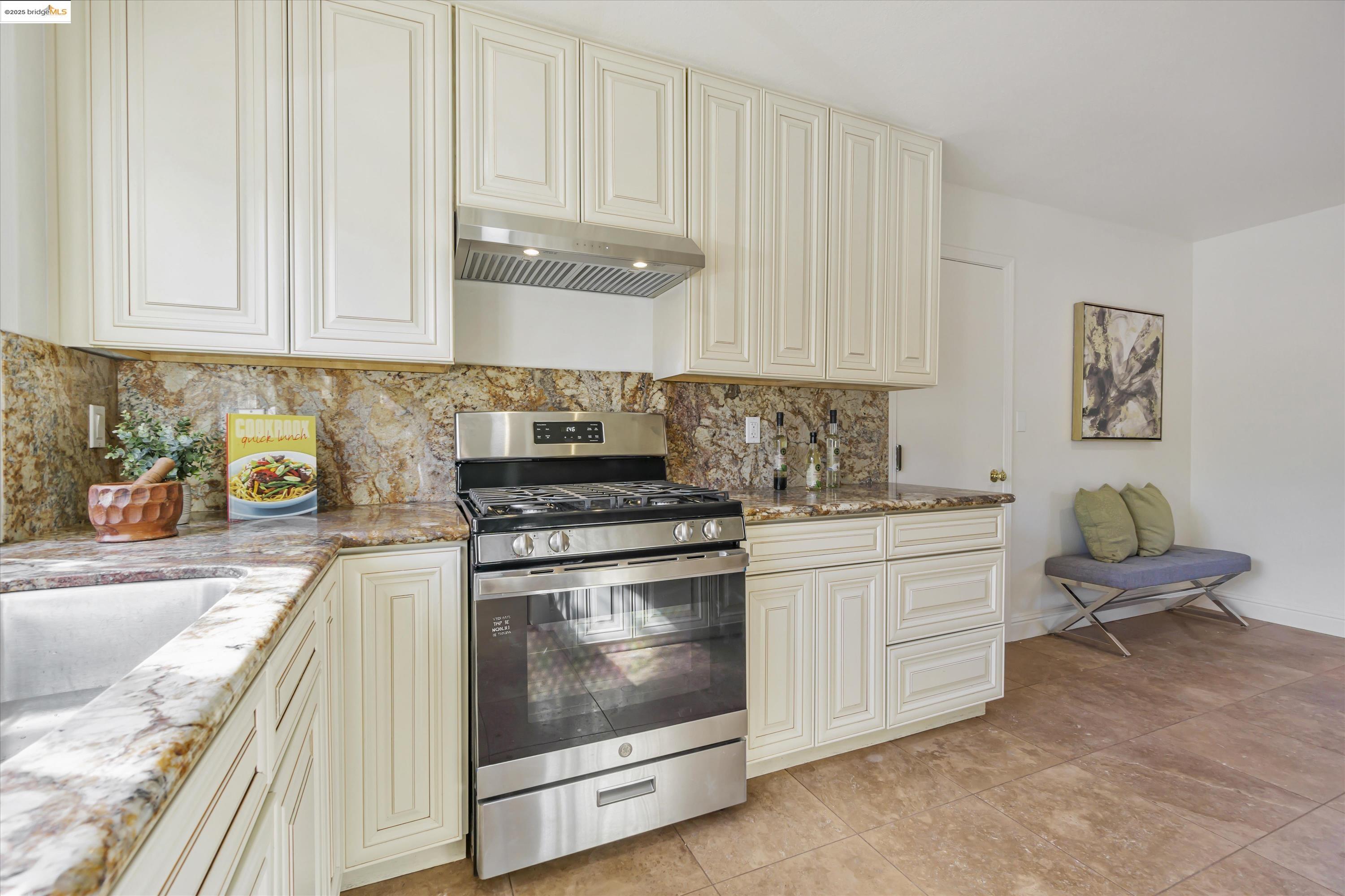 Detail Gallery Image 4 of 14 For 15 Long Creek Cir, Clayton,  CA 94517 - 3 Beds | 2/1 Baths