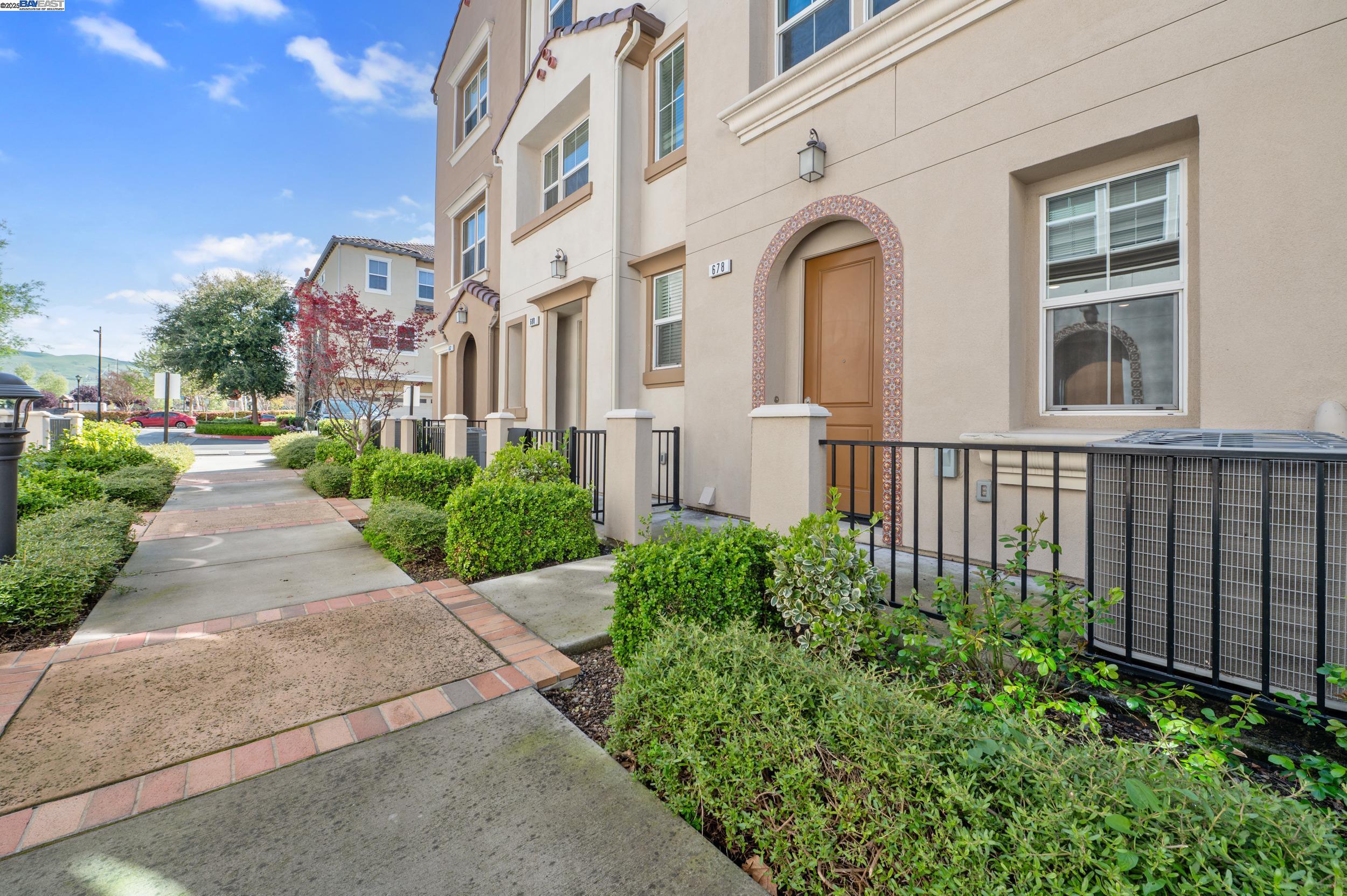 Detail Gallery Image 3 of 53 For 678 Barcelona Loop, Milpitas,  CA 95035 - 3 Beds | 3/1 Baths