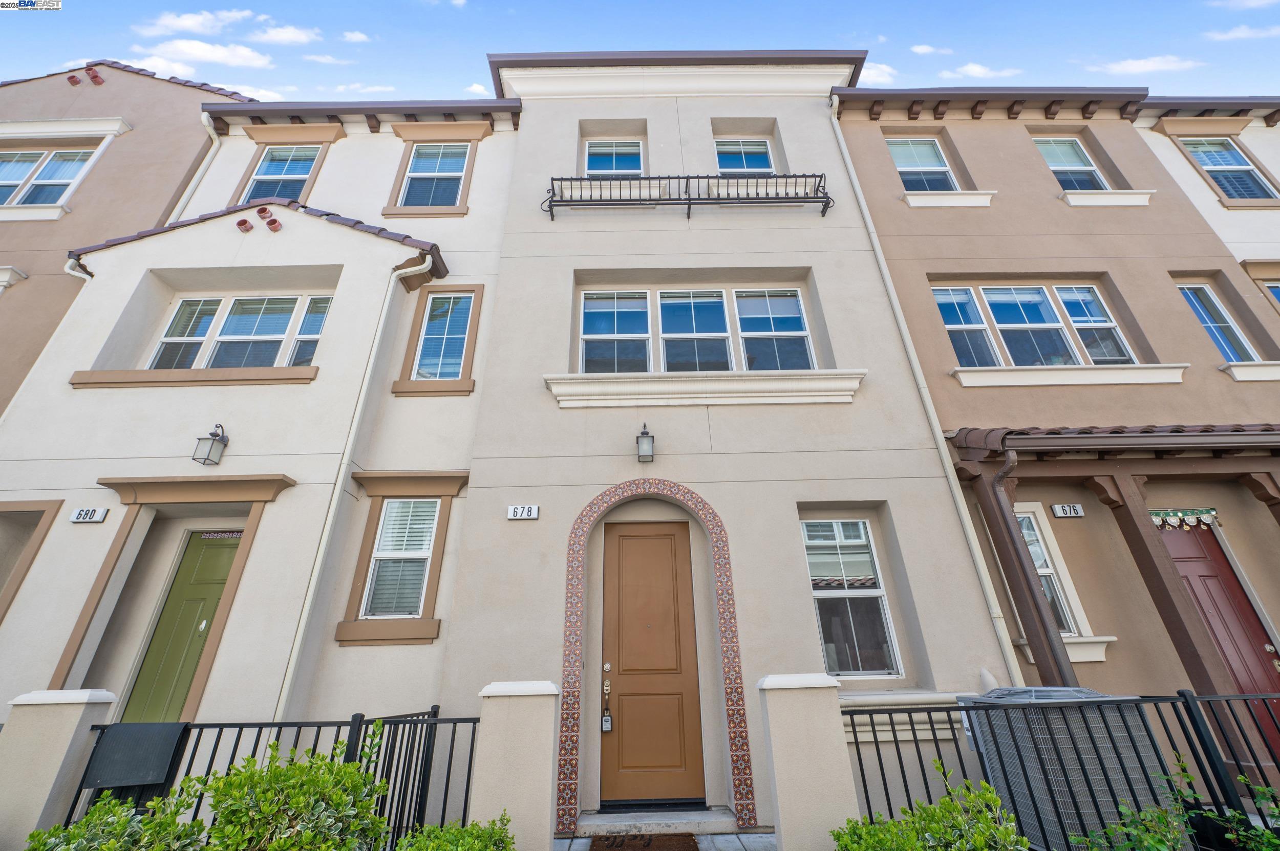 Detail Gallery Image 4 of 53 For 678 Barcelona Loop, Milpitas,  CA 95035 - 3 Beds | 3/1 Baths