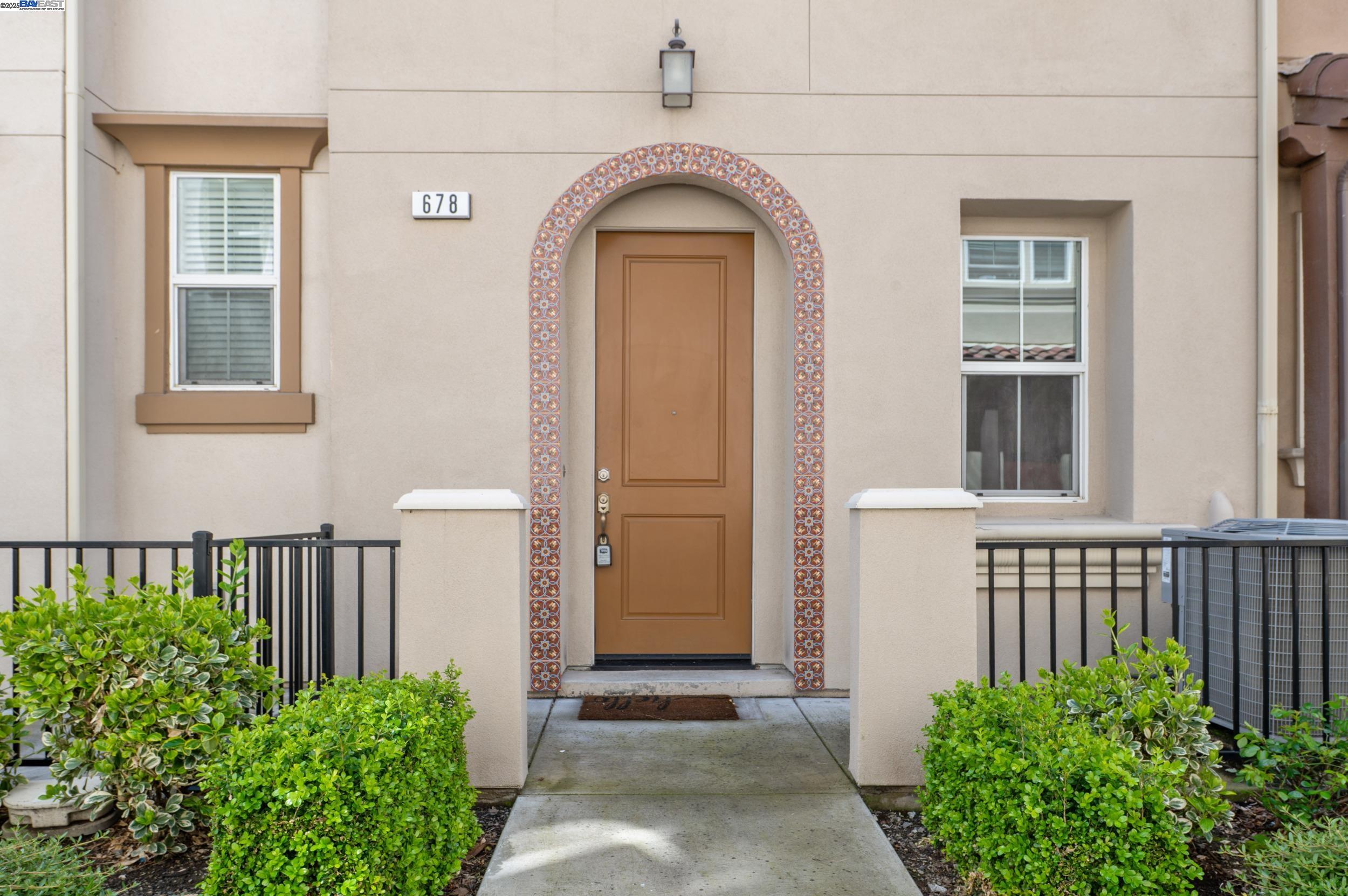 Detail Gallery Image 5 of 53 For 678 Barcelona Loop, Milpitas,  CA 95035 - 3 Beds | 3/1 Baths