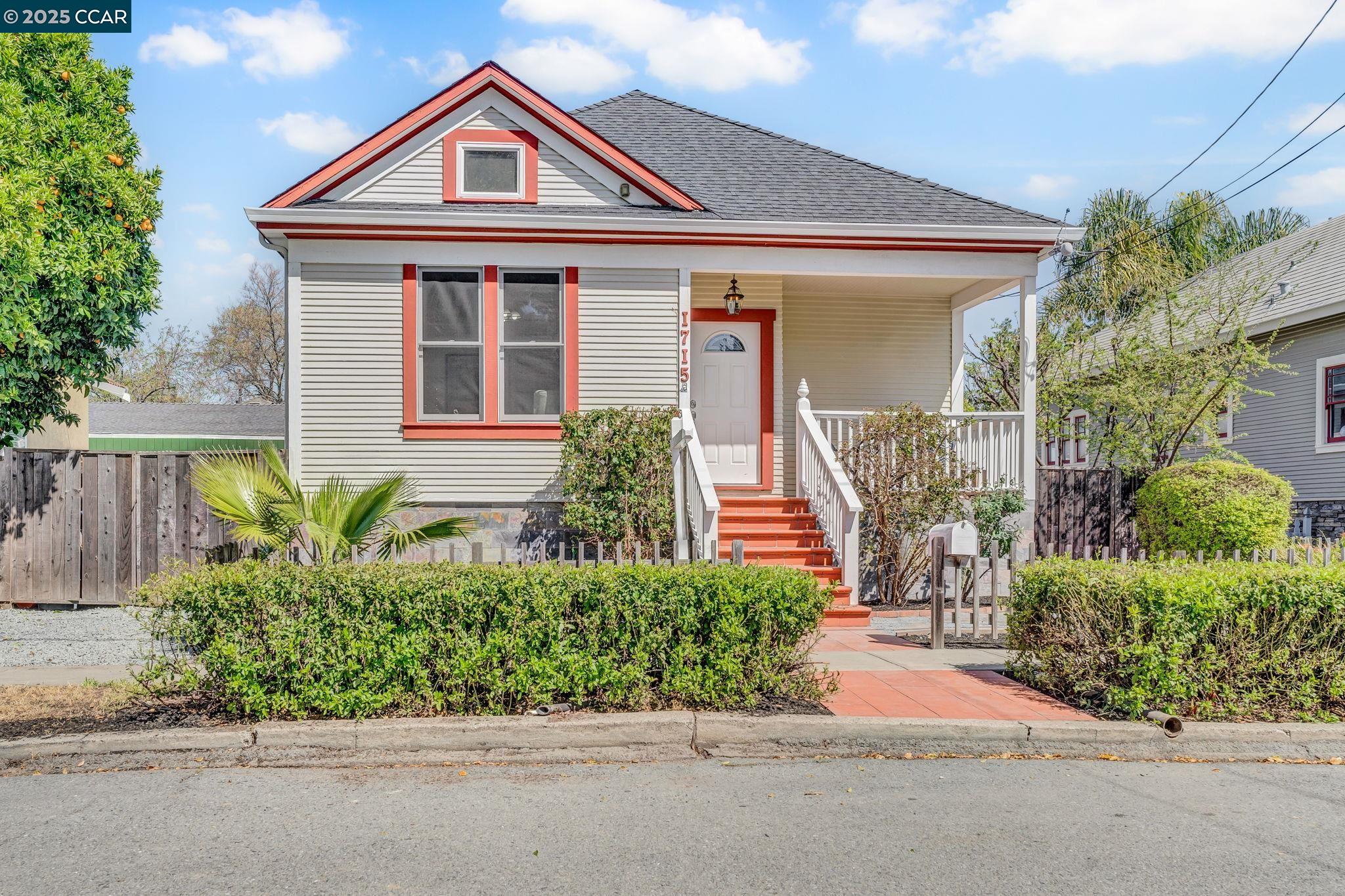 Detail Gallery Image 1 of 1 For 1715 Castro St, Martinez,  CA 94553 - 3 Beds | 2/1 Baths