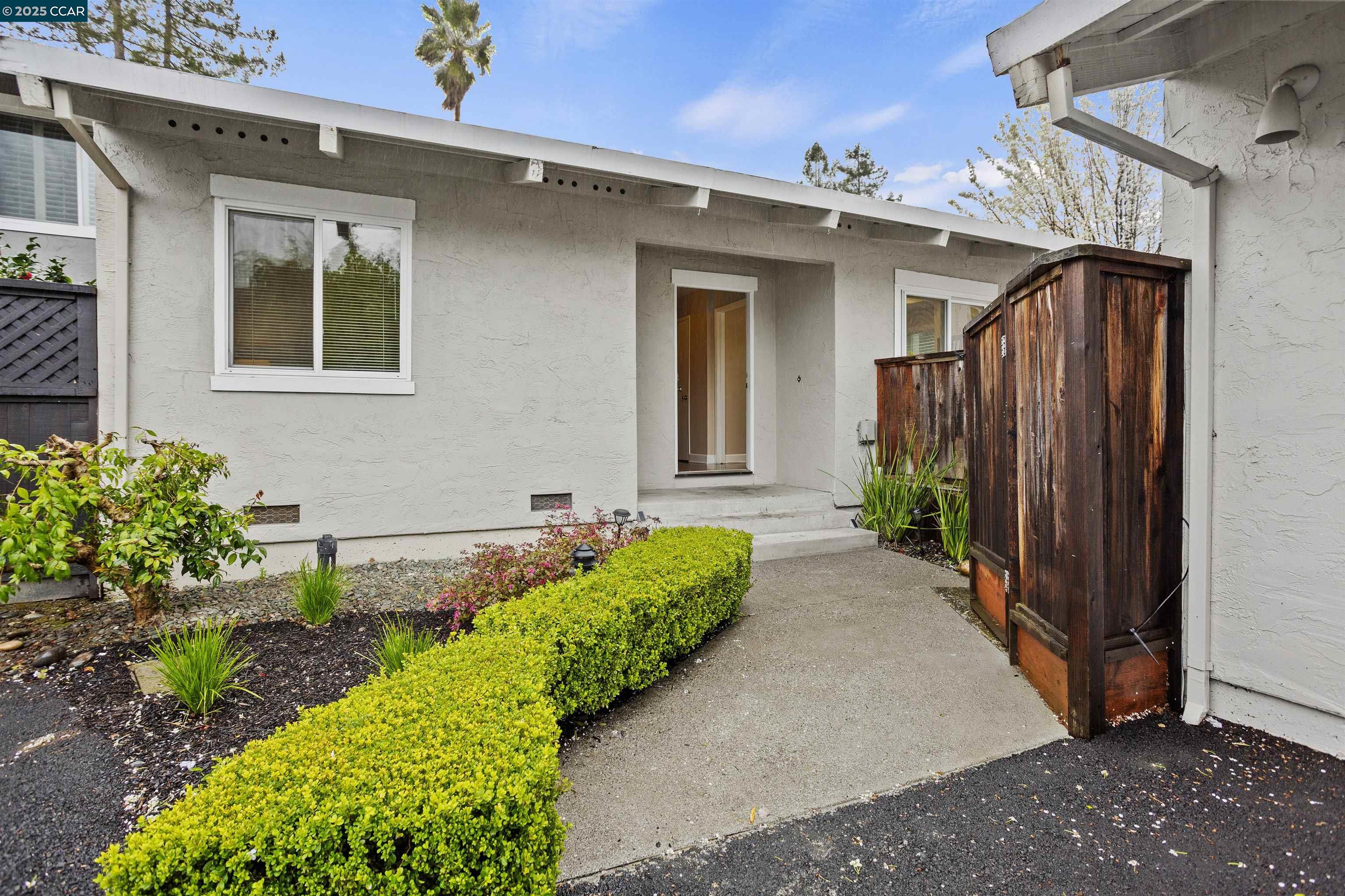 Detail Gallery Image 1 of 34 For 812 Country Club Dr, Moraga,  CA 94556 - 2 Beds | 2 Baths