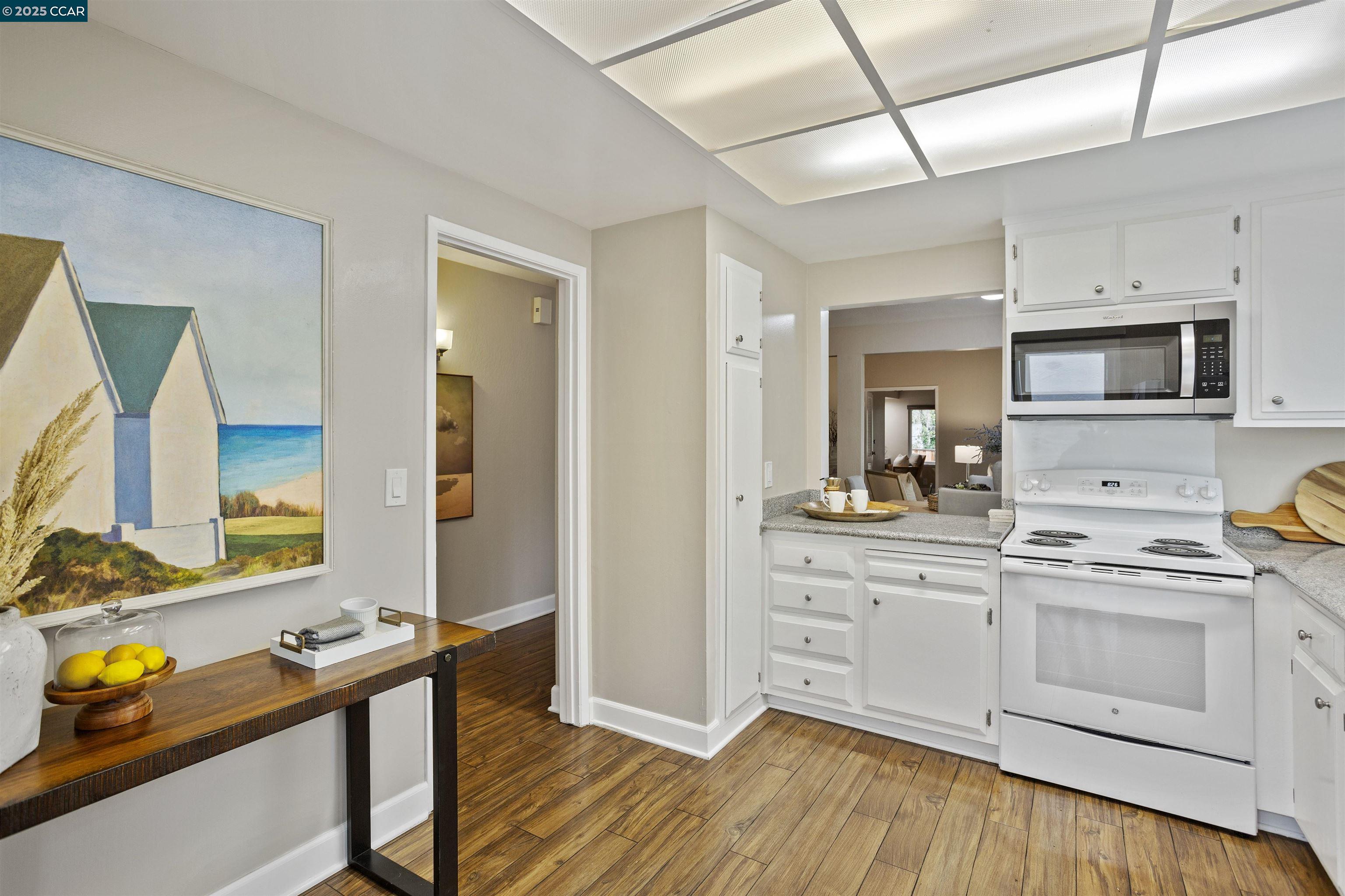 Detail Gallery Image 12 of 34 For 812 Country Club Dr, Moraga,  CA 94556 - 2 Beds | 2 Baths