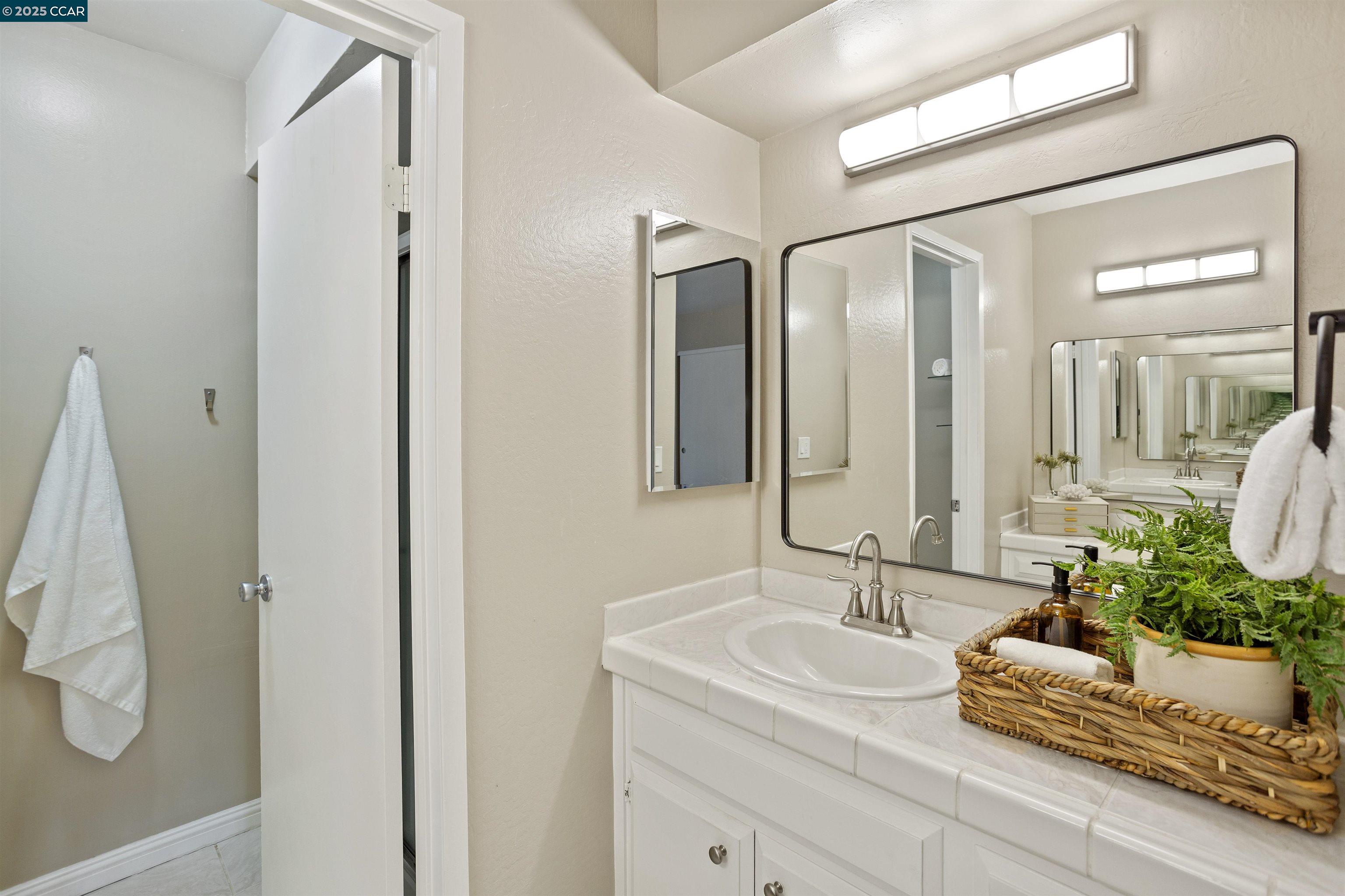 Detail Gallery Image 15 of 34 For 812 Country Club Dr, Moraga,  CA 94556 - 2 Beds | 2 Baths