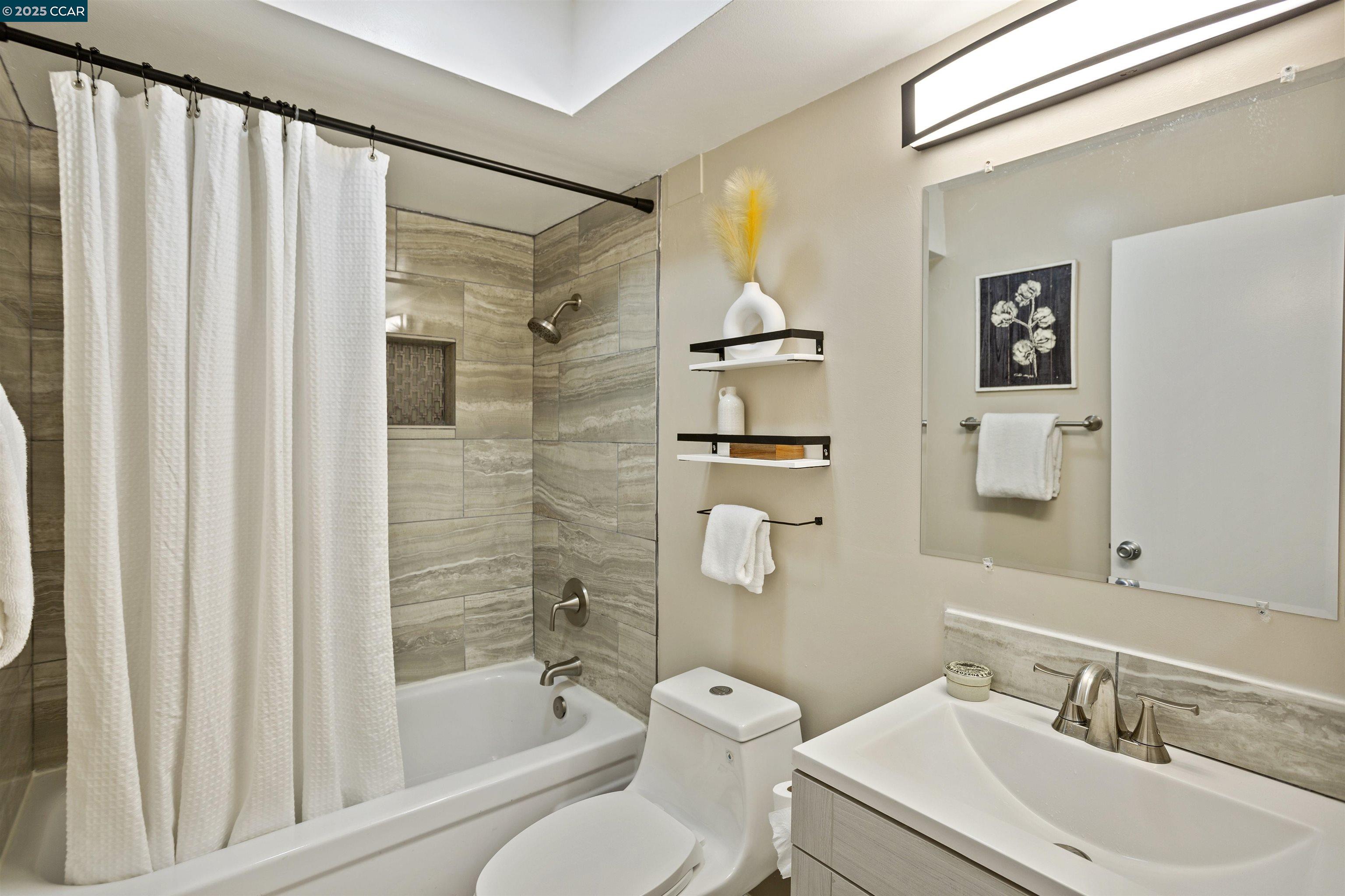 Detail Gallery Image 18 of 34 For 812 Country Club Dr, Moraga,  CA 94556 - 2 Beds | 2 Baths