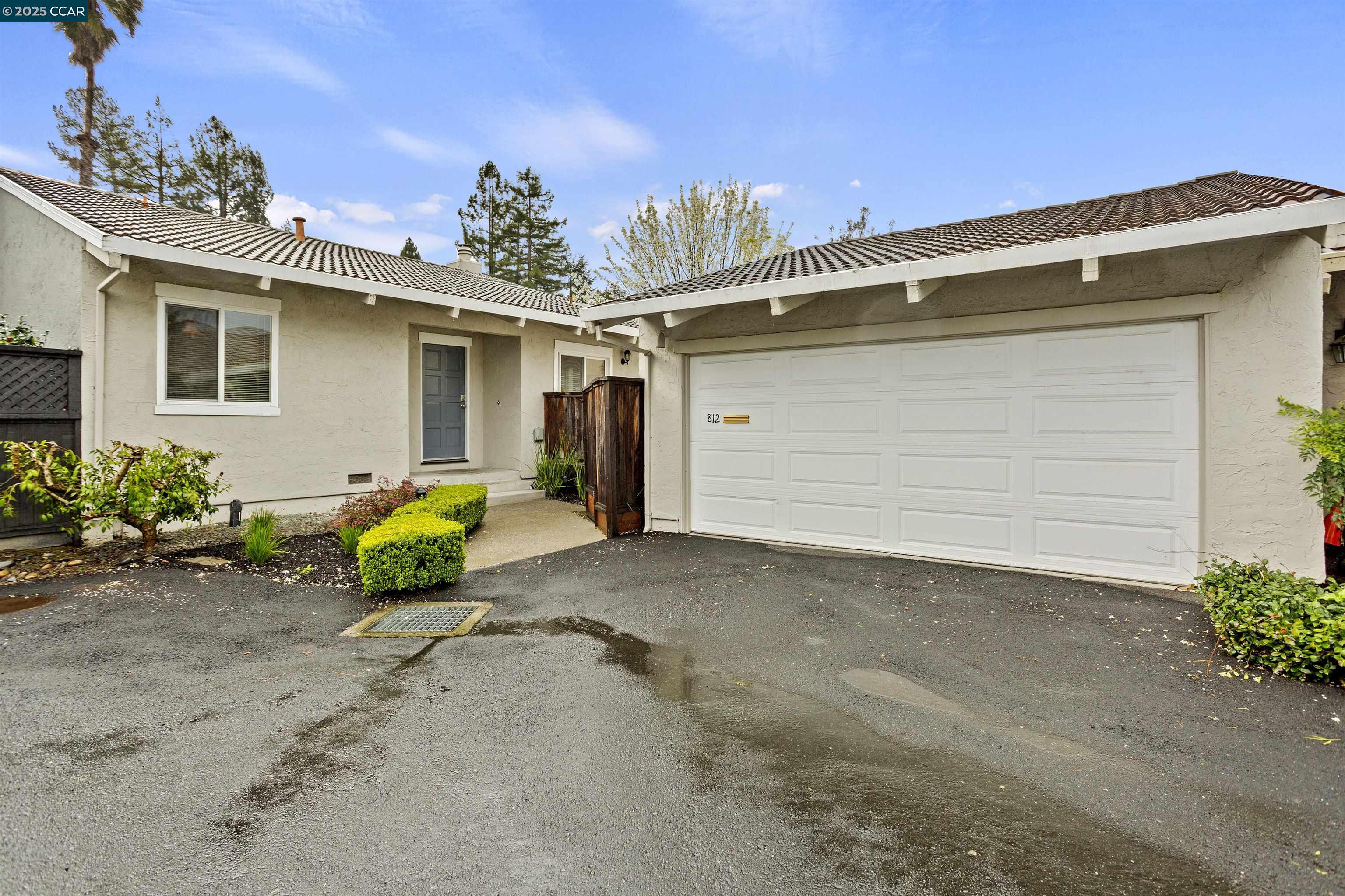 Detail Gallery Image 3 of 34 For 812 Country Club Dr, Moraga,  CA 94556 - 2 Beds | 2 Baths